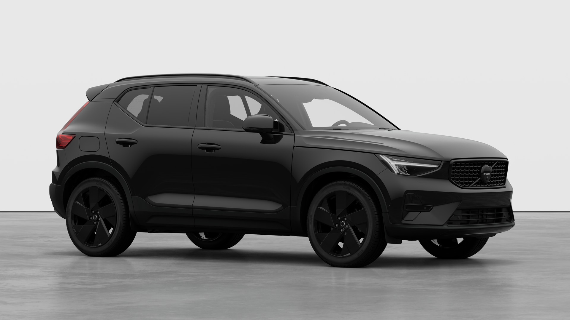 Extérieur d’une Volvo, vue de trois quarts sur un fond de studio uni.