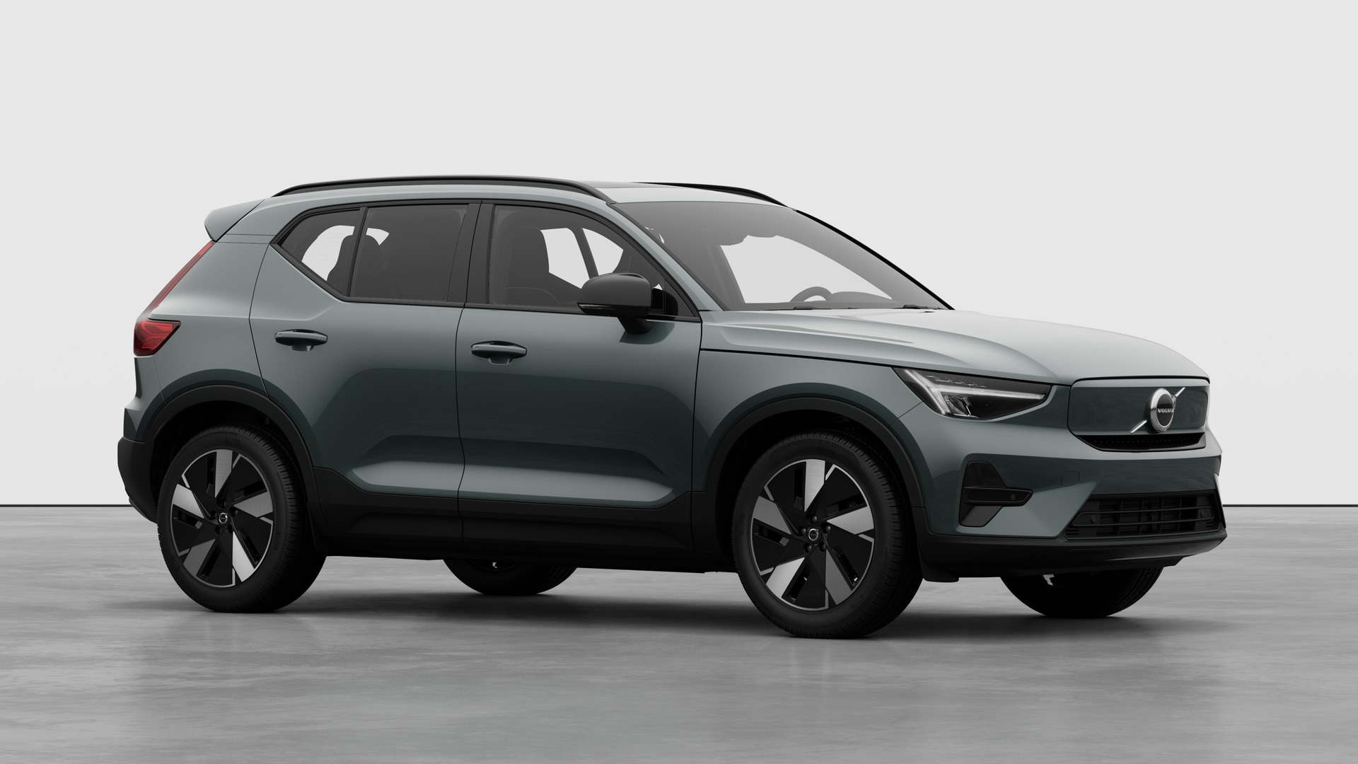 Extérieur d’une Volvo, vue de trois quarts sur un fond de studio uni.