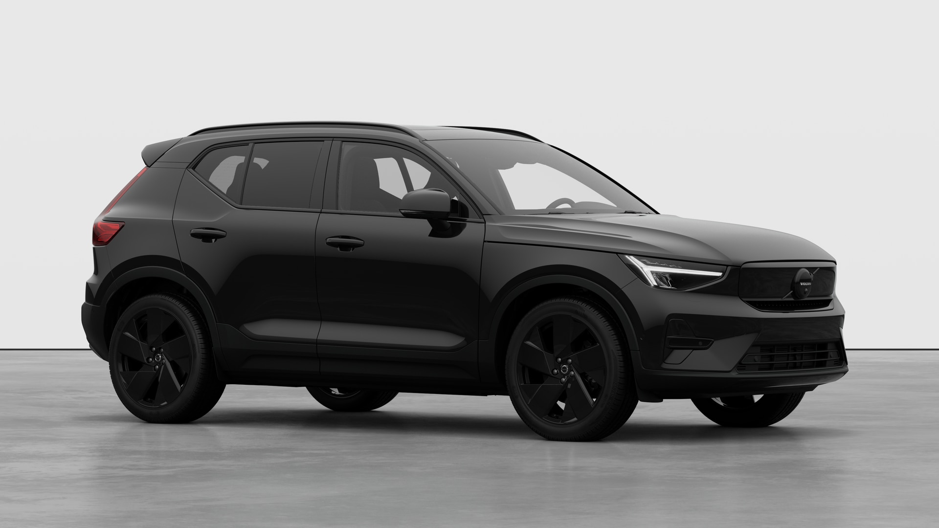 Extérieur d’une Volvo, vue de trois quarts sur un fond de studio uni.