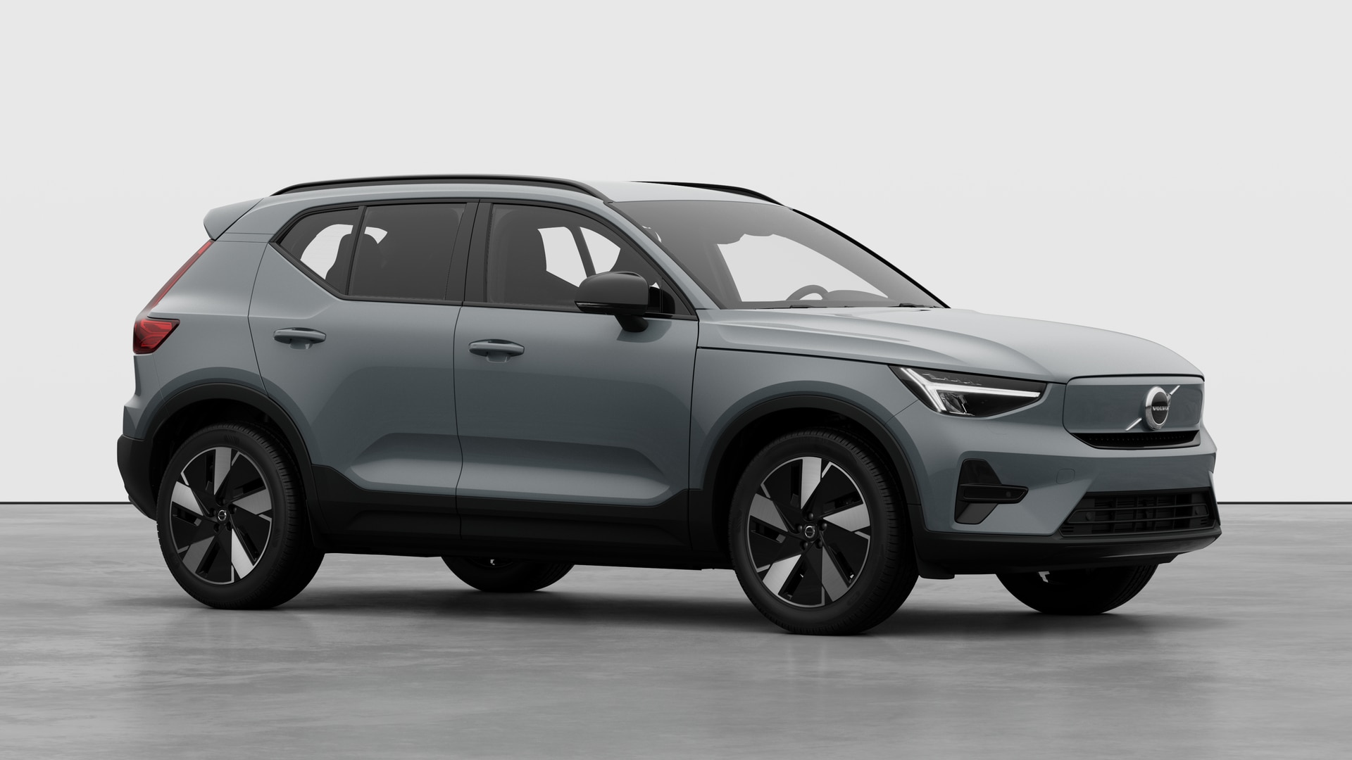 Extérieur d’une Volvo, vue de trois quarts sur un fond de studio uni.