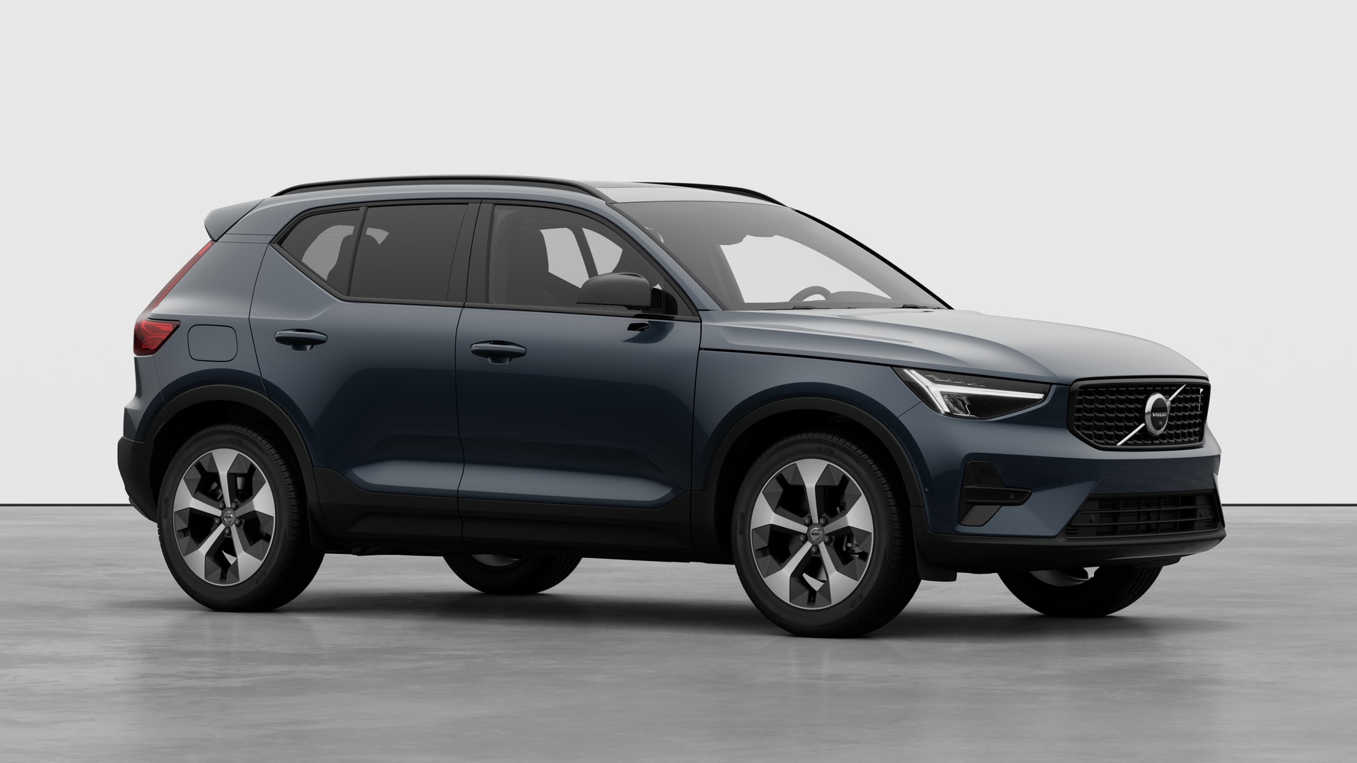 Extérieur d’une Volvo, vue de trois quarts sur un fond de studio uni.