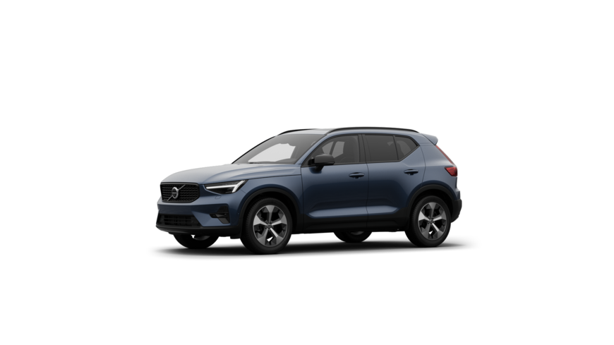 A Volvo külseje háromnegyed nézet egy egyszerű stúdió háttérben.