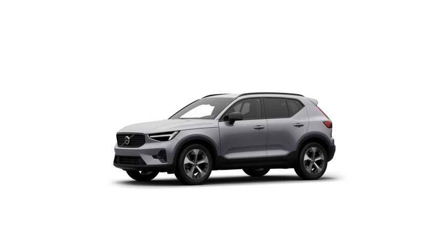 Dreiviertelansicht des Volvo Fahrzeugs vor dem Hintergrund eines schlichten Studios.