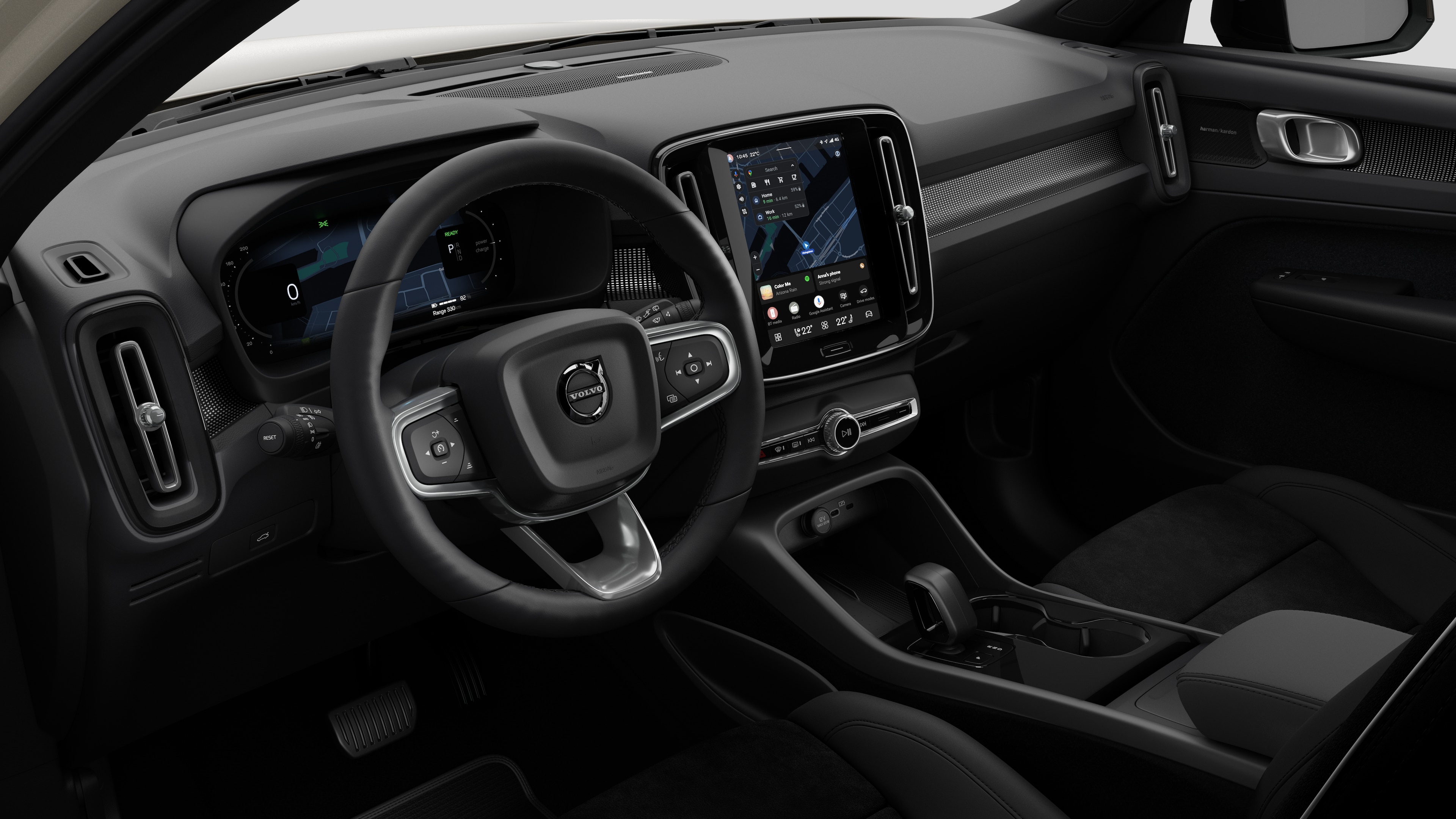 Vista interna di un'auto Volvo che mostra il cruscotto, il volante, la console centrale e lo schermo digitale sullo sfondo di uno studio.