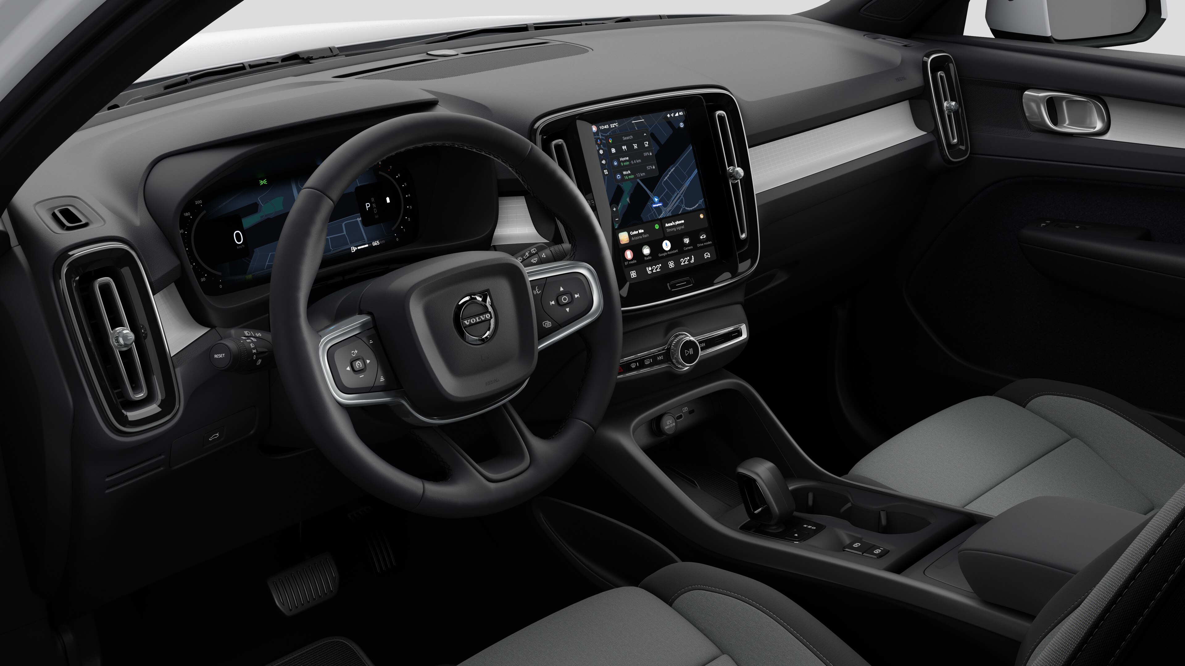 Interiörvy av en Volvobil som visar instrumentbrädan, ratten, mittkonsolen och den digitala skärmen i en vanlig studiobakgrund.