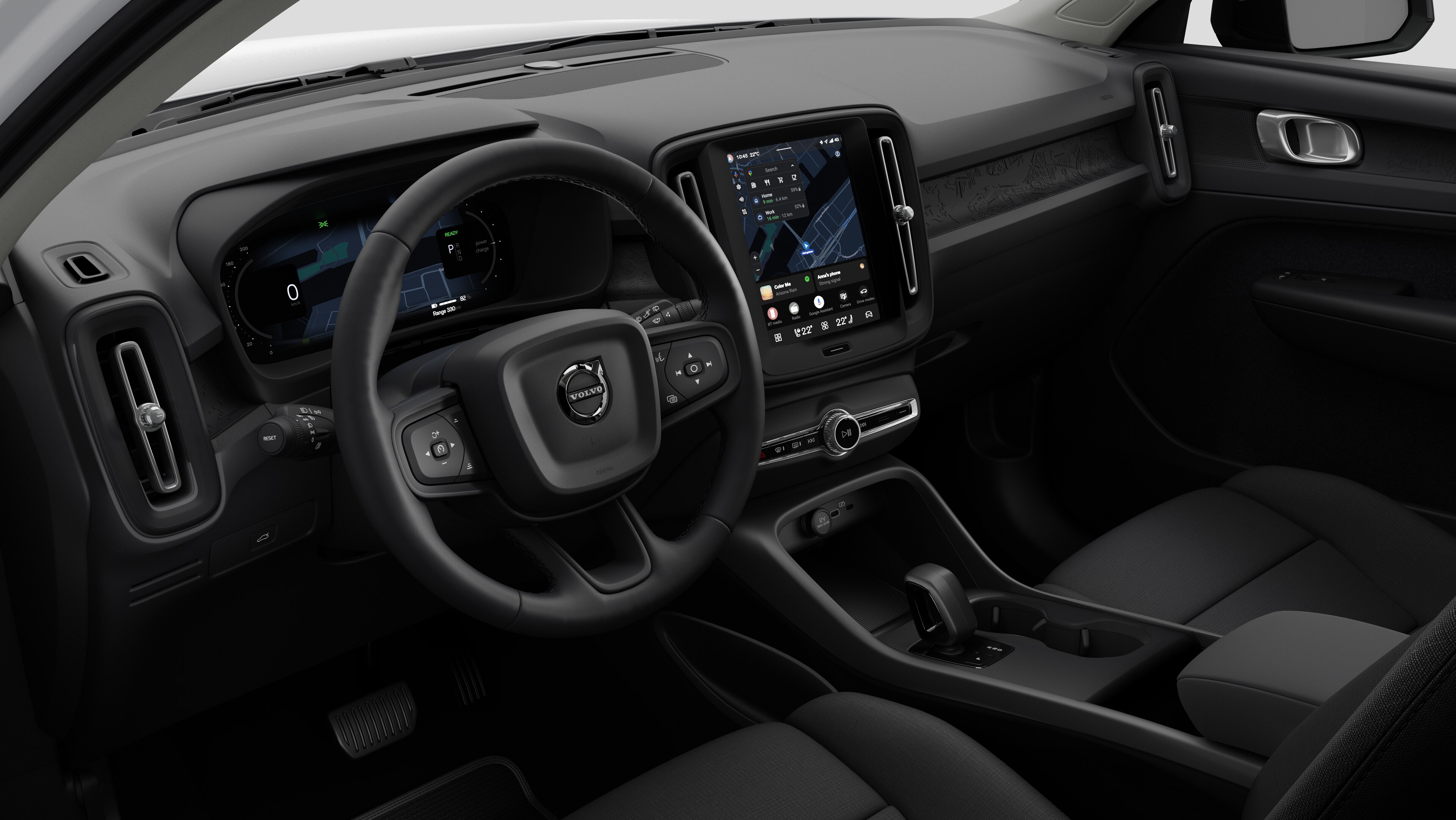 Vue intérieure d’une voiture Volvo montrant le tableau de bord, le volant, la console centrale et l’écran d’affichage numérique dans un arrière-plan studio uni.