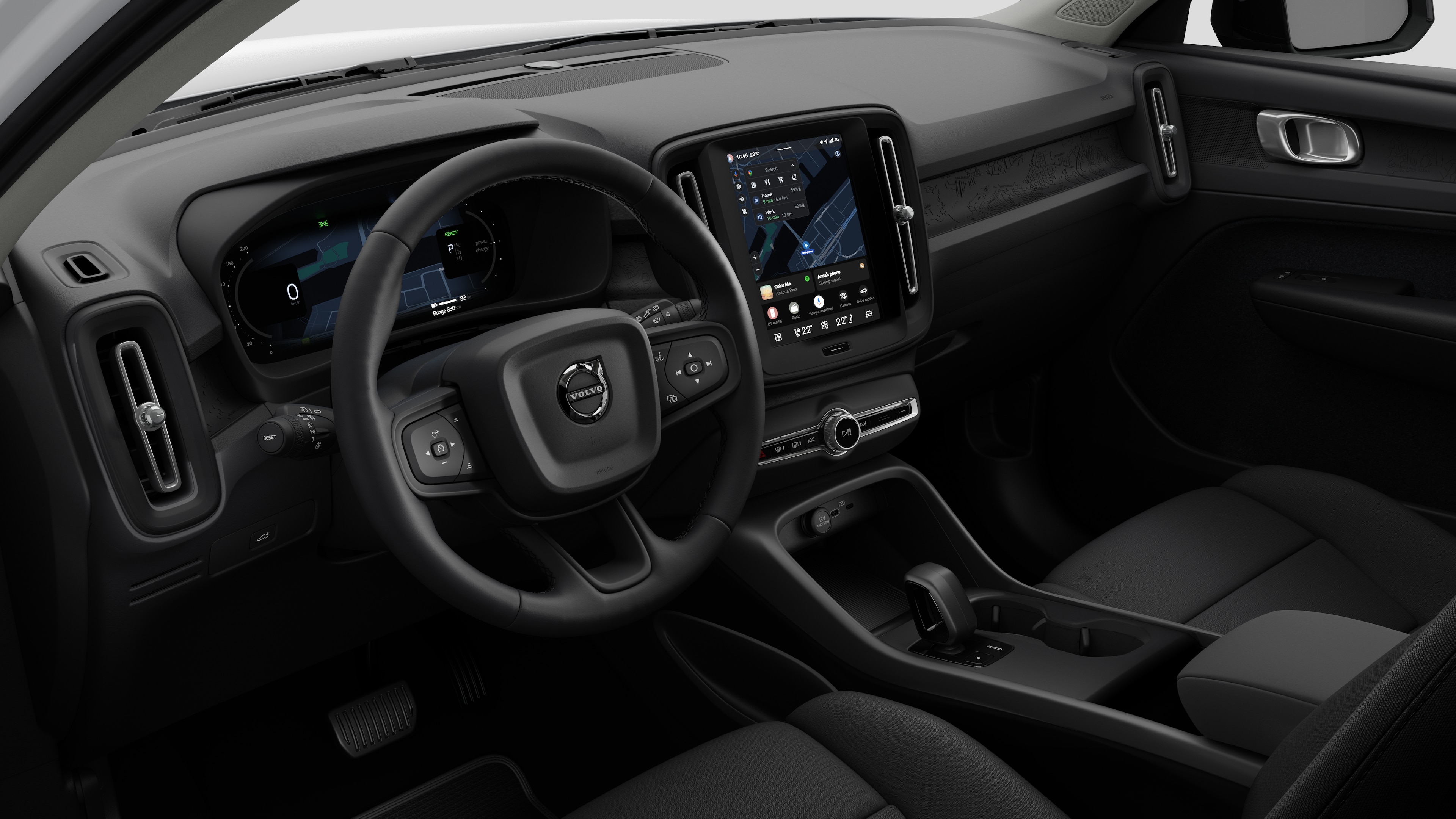 Innenansicht eines Volvo Fahrzeugs mit Armaturenbrett, Lenkrad, Mittelkonsole und digitalem Bildschirm in einem schlichten Studiohintergrund.