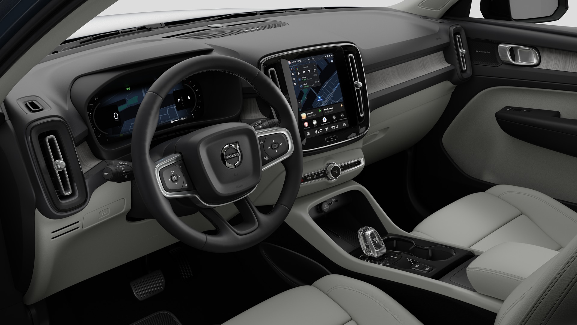 Vue intérieure d’une Volvo montrant le tableau de bord, le volant, la console centrale et l’écran d’affichage numérique sur un fond de studio uni.