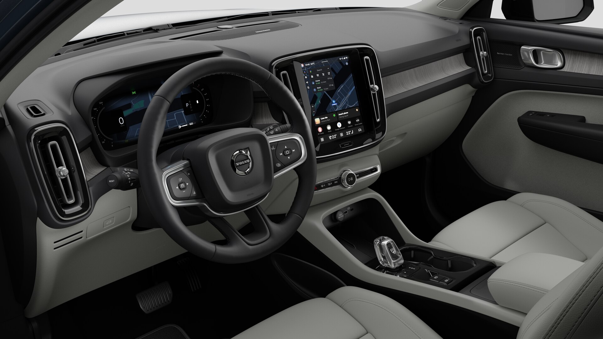 Vue intérieure d’une Volvo montrant le tableau de bord, le volant, la console centrale et l’écran d’affichage numérique sur un fond de studio uni.