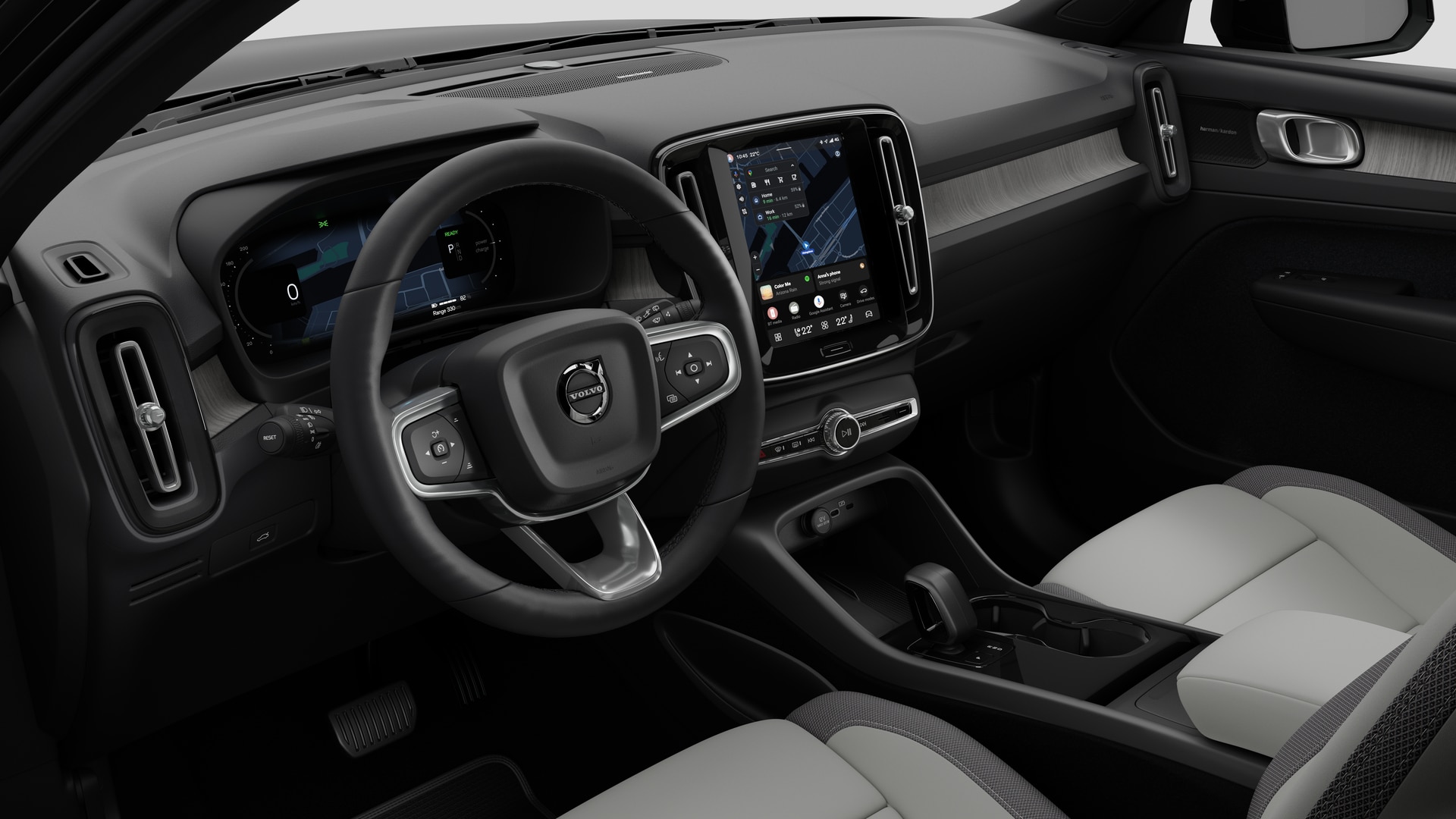 Vue intérieure d’une Volvo montrant le tableau de bord, le volant, la console centrale et l’écran d’affichage numérique sur un fond de studio uni.