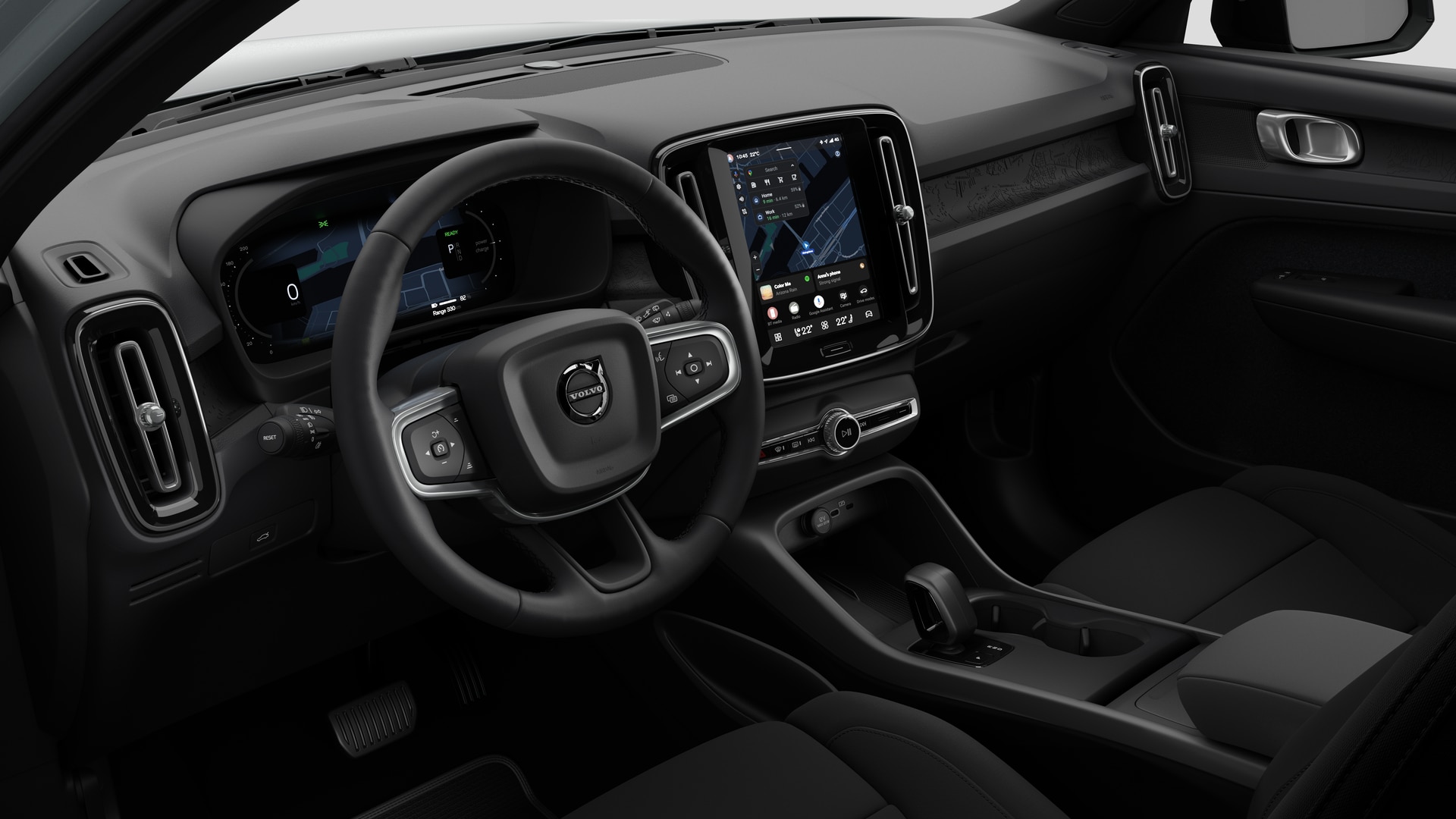Vue intérieure d’une Volvo montrant le tableau de bord, le volant, la console centrale et l’écran d’affichage numérique sur un fond de studio uni.
