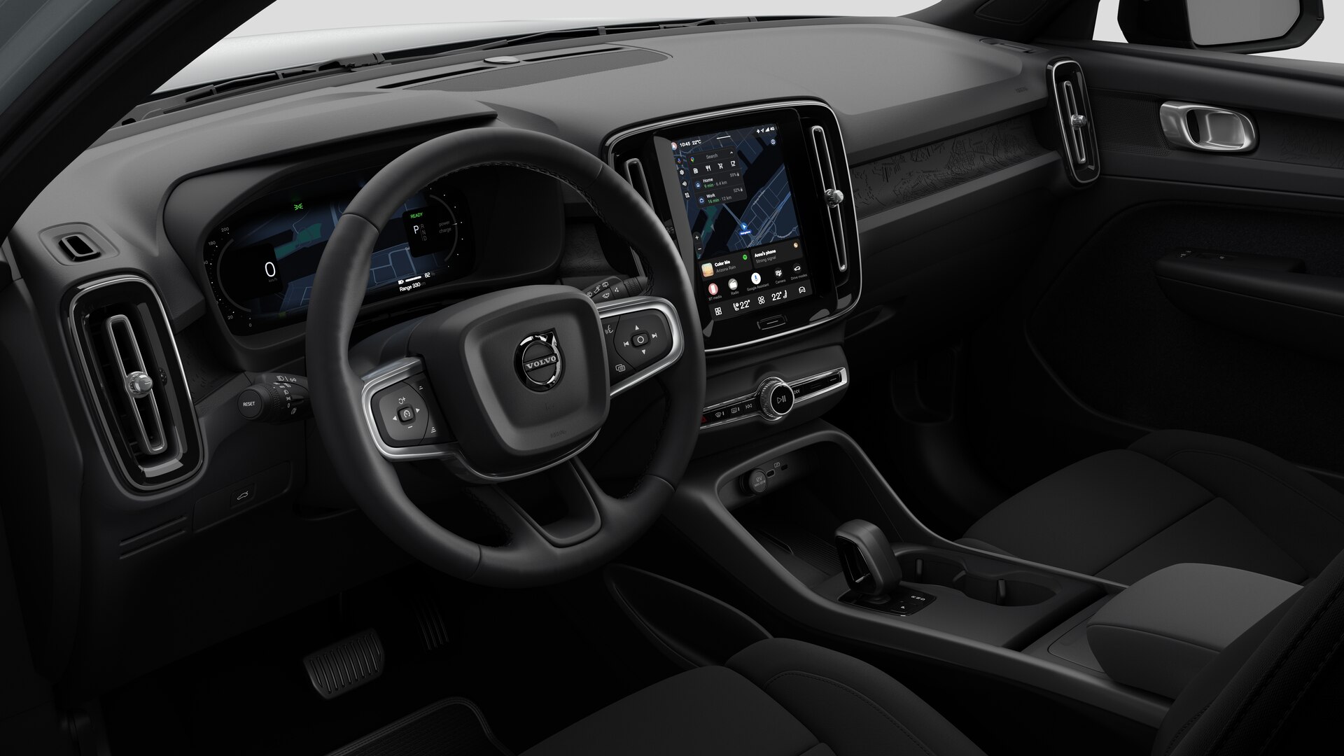 Vue intérieure d’une Volvo montrant le tableau de bord, le volant, la console centrale et l’écran d’affichage numérique sur un fond de studio uni.