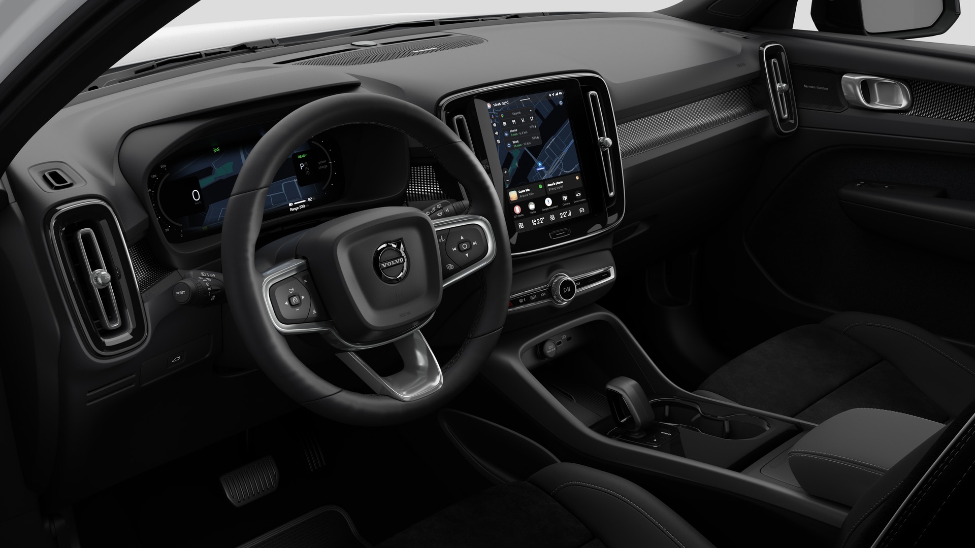 Vista interna di un'auto Volvo che mostra il cruscotto, il volante, la console centrale e lo schermo digitale sullo sfondo di uno studio.