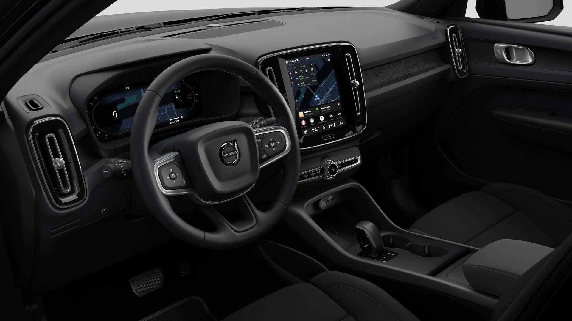 Vue intérieure d’une Volvo montrant le tableau de bord, le volant, la console centrale et l’écran d’affichage numérique sur un fond de studio uni.