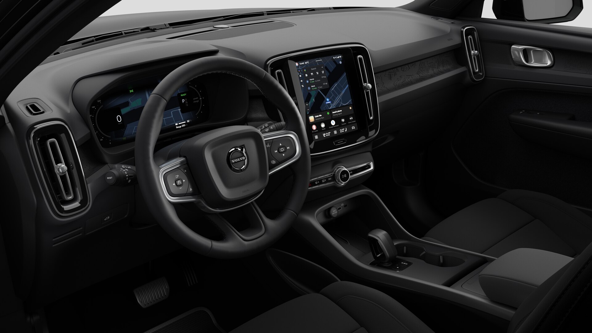 Vue intérieure d’une Volvo montrant le tableau de bord, le volant, la console centrale et l’écran d’affichage numérique sur un fond de studio uni.