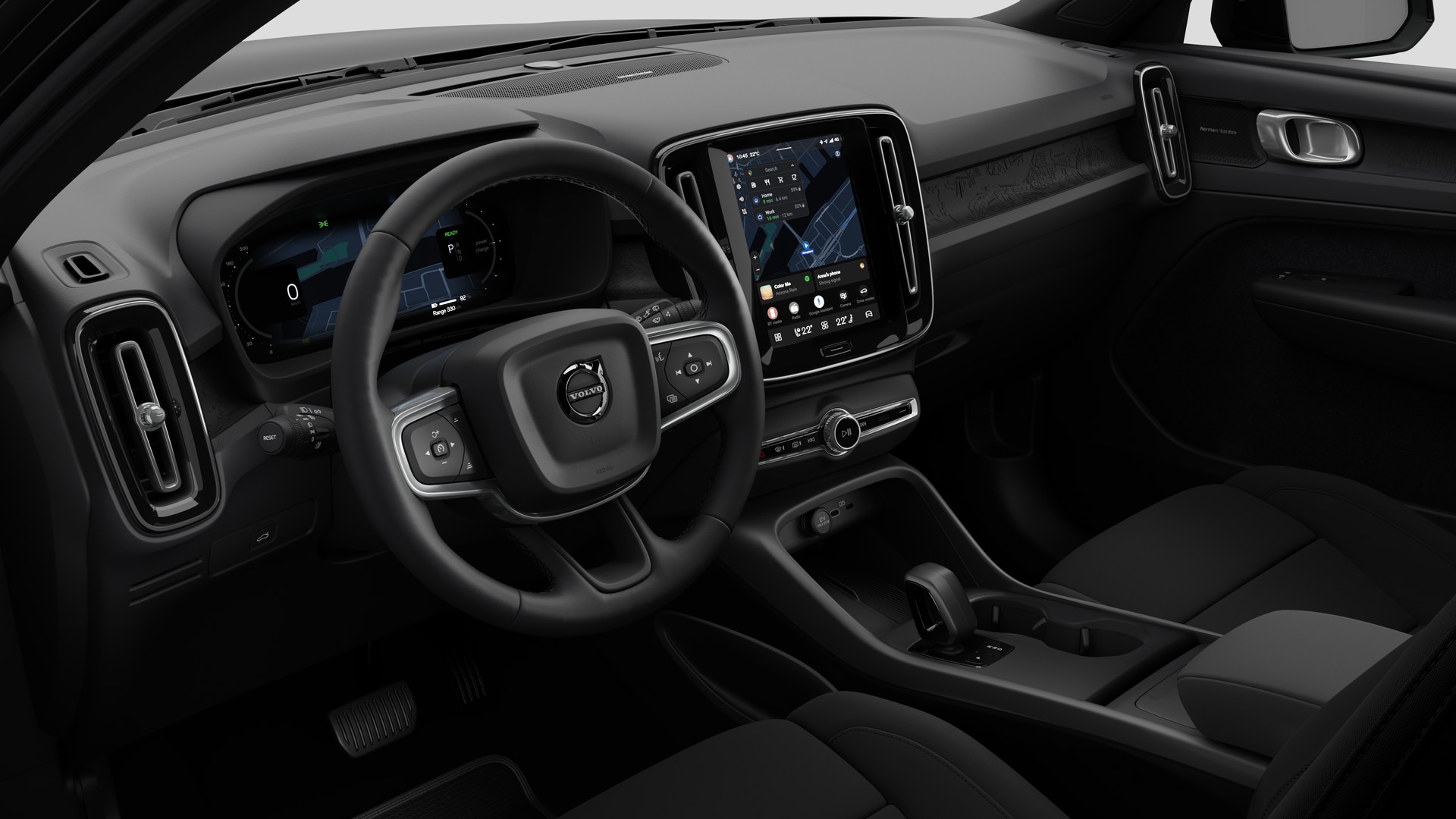 Vue intérieure d’une Volvo montrant le tableau de bord, le volant, la console centrale et l’écran d’affichage numérique sur un fond de studio uni.