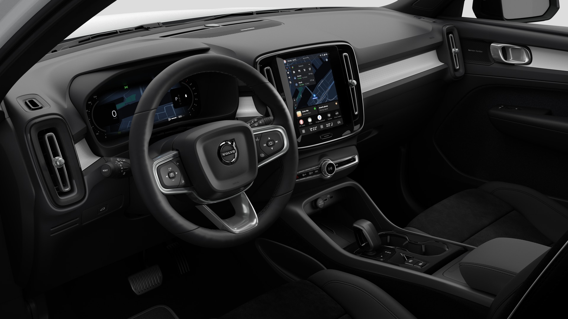 Vue intérieure d’une Volvo montrant le tableau de bord, le volant, la console centrale et l’écran d’affichage numérique sur un fond de studio uni.