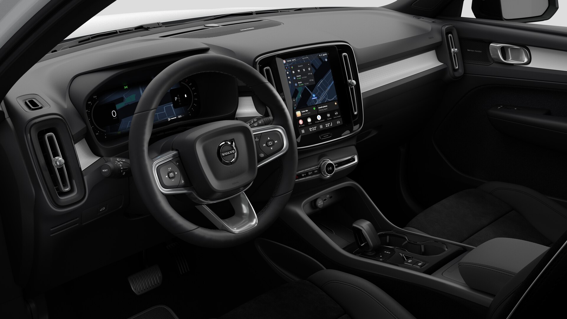 Vue intérieure d’une Volvo montrant le tableau de bord, le volant, la console centrale et l’écran d’affichage numérique sur un fond de studio uni.