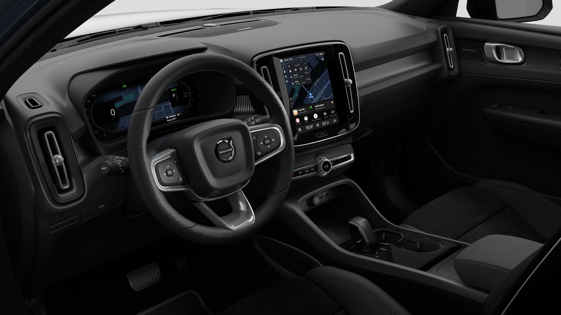 Vue intérieure d’une Volvo montrant le tableau de bord, le volant, la console centrale et l’écran d’affichage numérique sur un fond de studio uni.