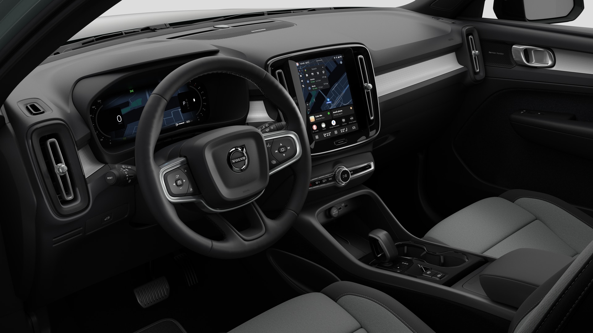 Vue intérieure d’une Volvo montrant le tableau de bord, le volant, la console centrale et l’écran d’affichage numérique sur un fond de studio uni.