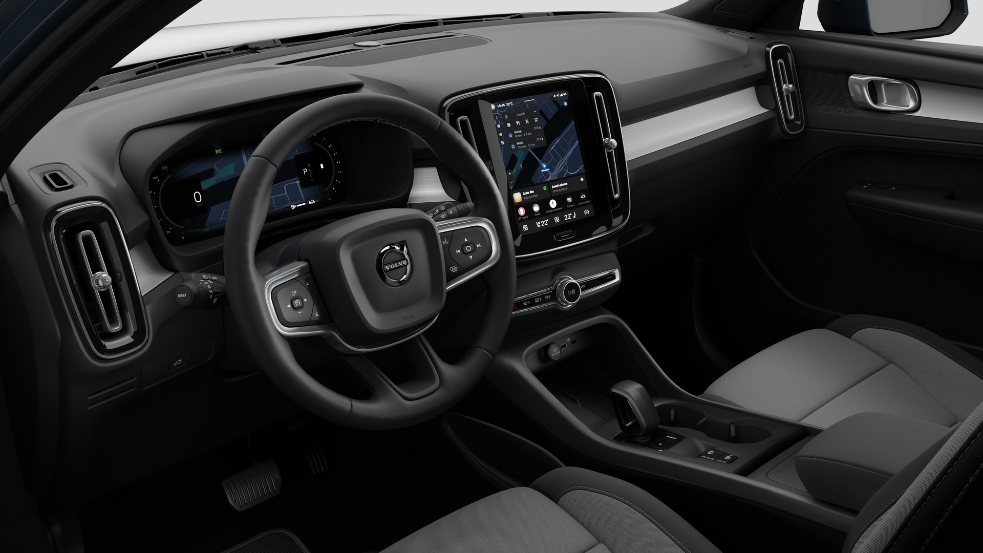 Vue intérieure d’une Volvo montrant le tableau de bord, le volant, la console centrale et l’écran d’affichage numérique sur un fond de studio uni.