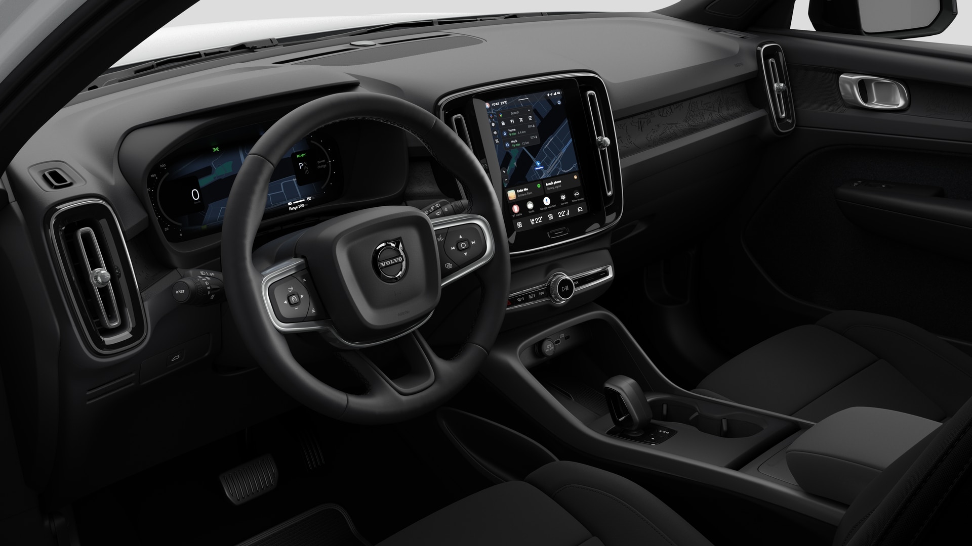 Vue intérieure d’une Volvo montrant le tableau de bord, le volant, la console centrale et l’écran d’affichage numérique sur un fond de studio uni.