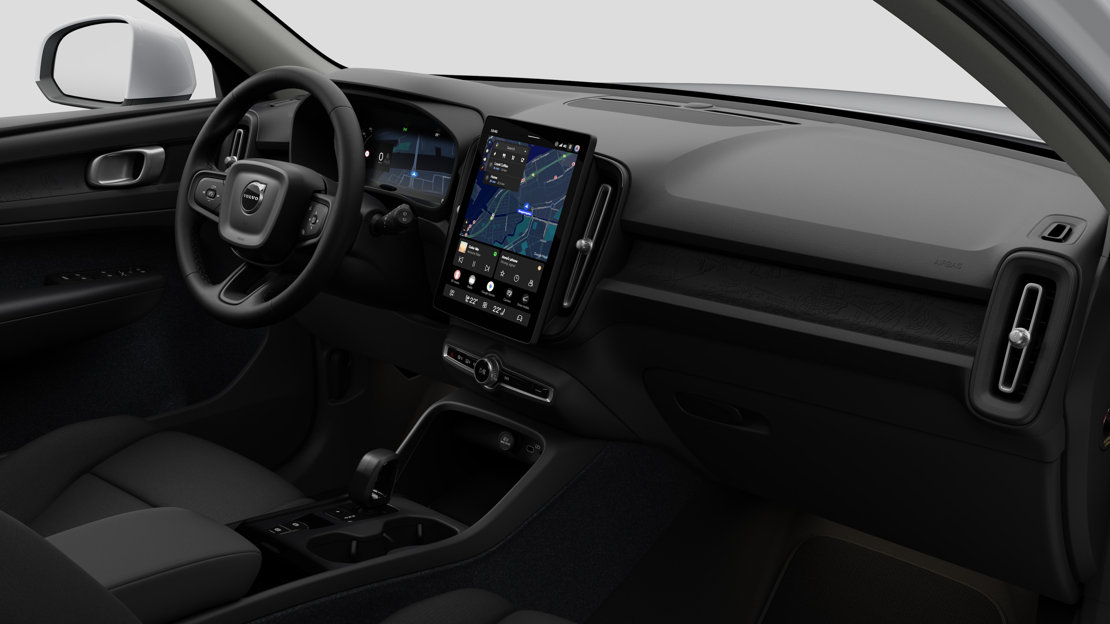 Innenansicht eines Volvo mit Armaturenbrett, Lenkrad, Mittelkonsole und digitalem Bildschirm vor einem schlichten Studiohintergrund.