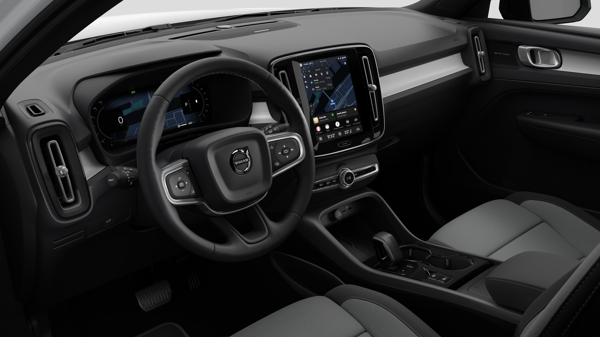 Vue intérieure d’une Volvo montrant le tableau de bord, le volant, la console centrale et l’écran d’affichage numérique sur un fond de studio uni.