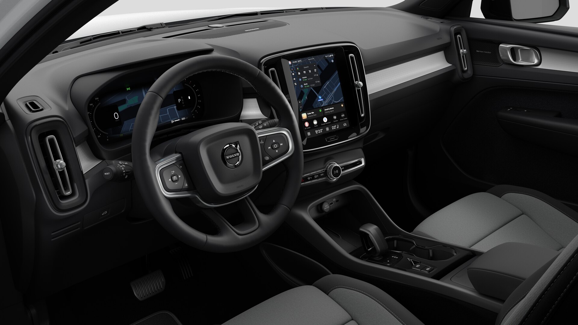 Vue intérieure d’une Volvo montrant le tableau de bord, le volant, la console centrale et l’écran d’affichage numérique sur un fond de studio uni.