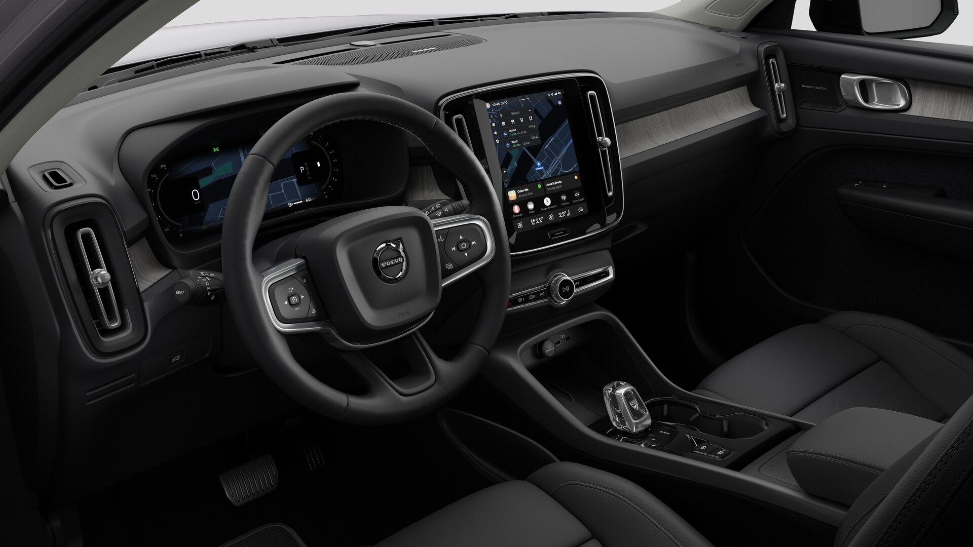 Vue intérieure d’une Volvo montrant le tableau de bord, le volant, la console centrale et l’écran d’affichage numérique sur un fond de studio uni.