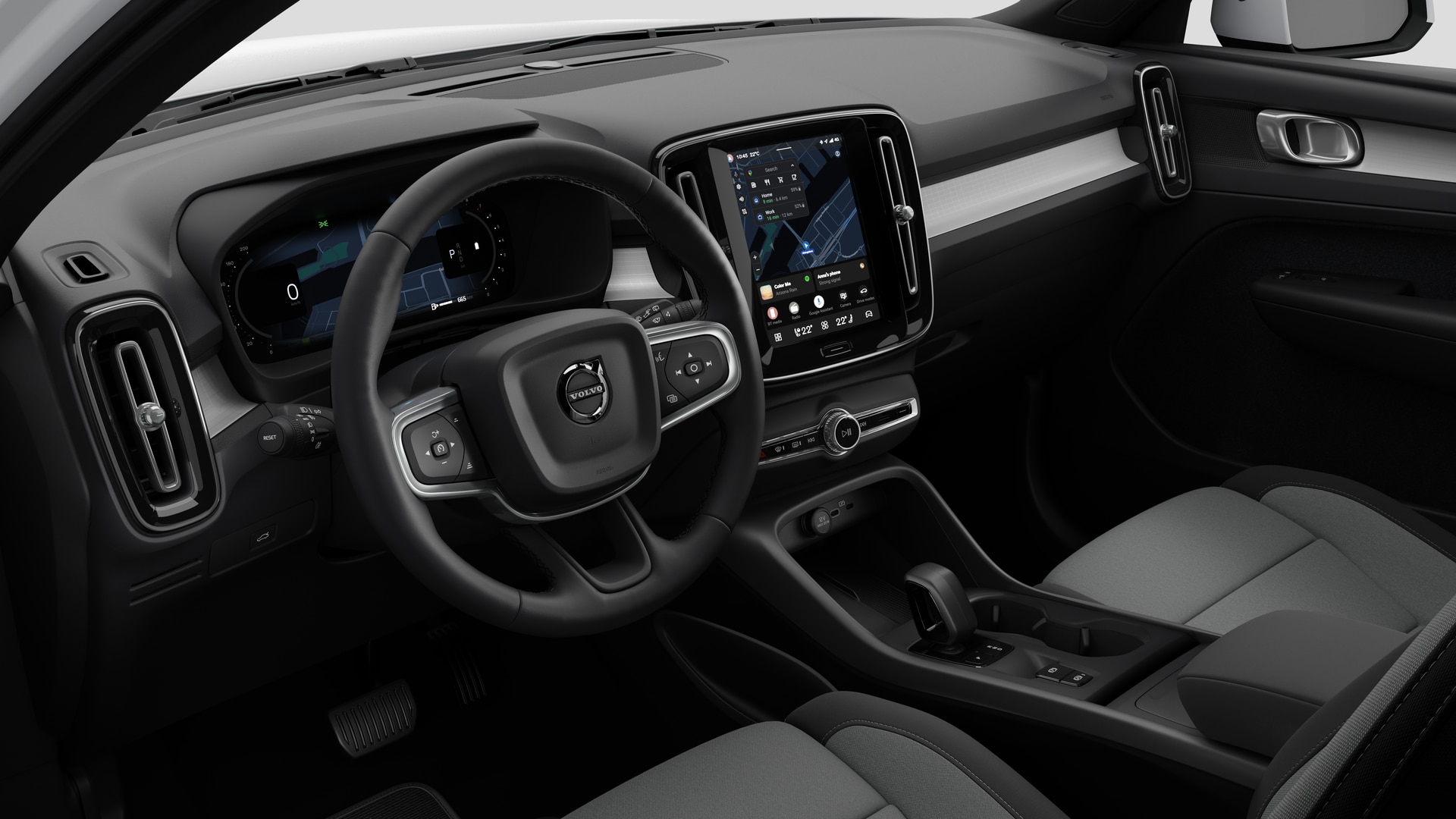 Vista interna di un'auto Volvo che mostra il cruscotto, il volante, la console centrale e lo schermo digitale sullo sfondo di uno studio.