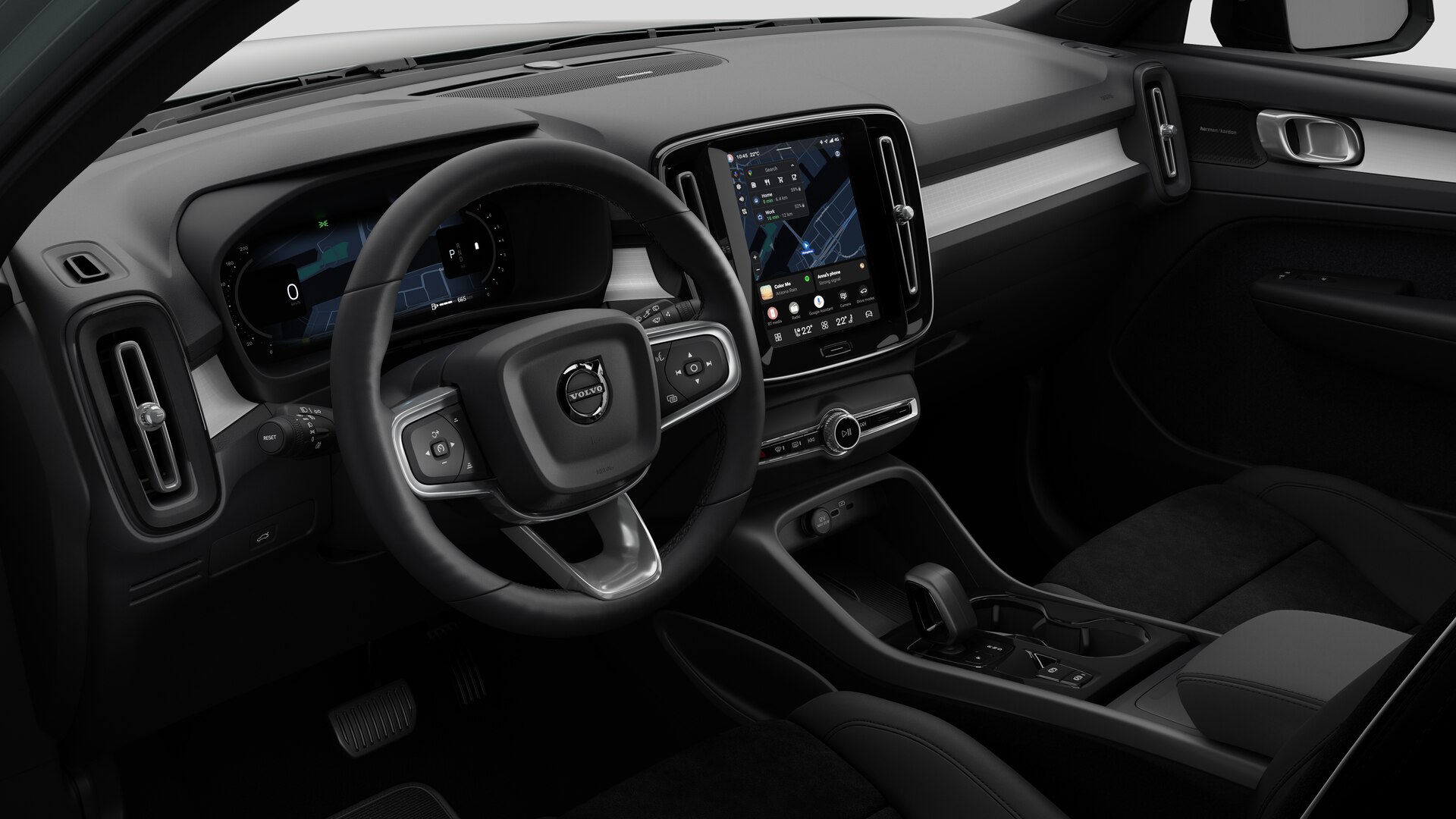 Vue intérieure d’une Volvo montrant le tableau de bord, le volant, la console centrale et l’écran d’affichage numérique sur un fond de studio uni.