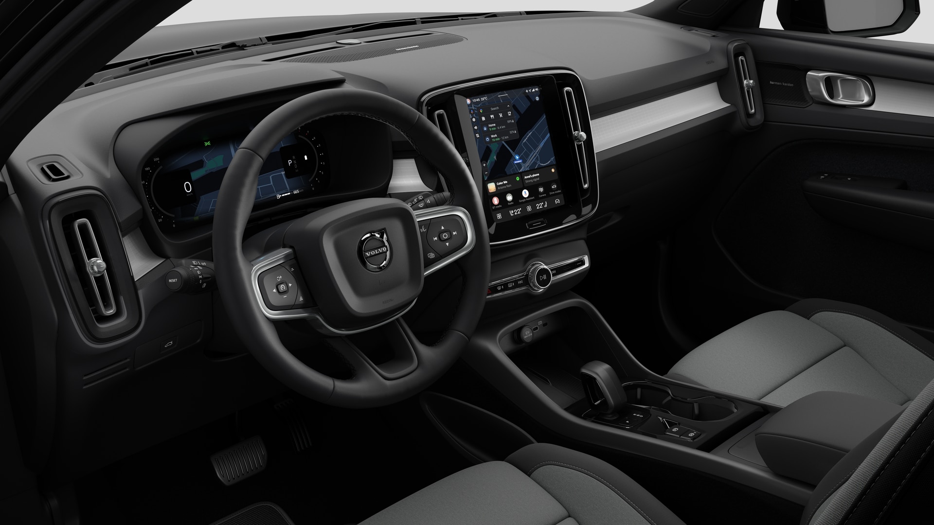 Vue intérieure d’une Volvo montrant le tableau de bord, le volant, la console centrale et l’écran d’affichage numérique sur un fond de studio uni.