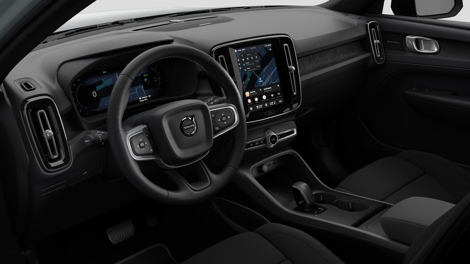 Vue intérieure d’une Volvo montrant le tableau de bord, le volant, la console centrale et l’écran d’affichage numérique sur un fond de studio uni.
