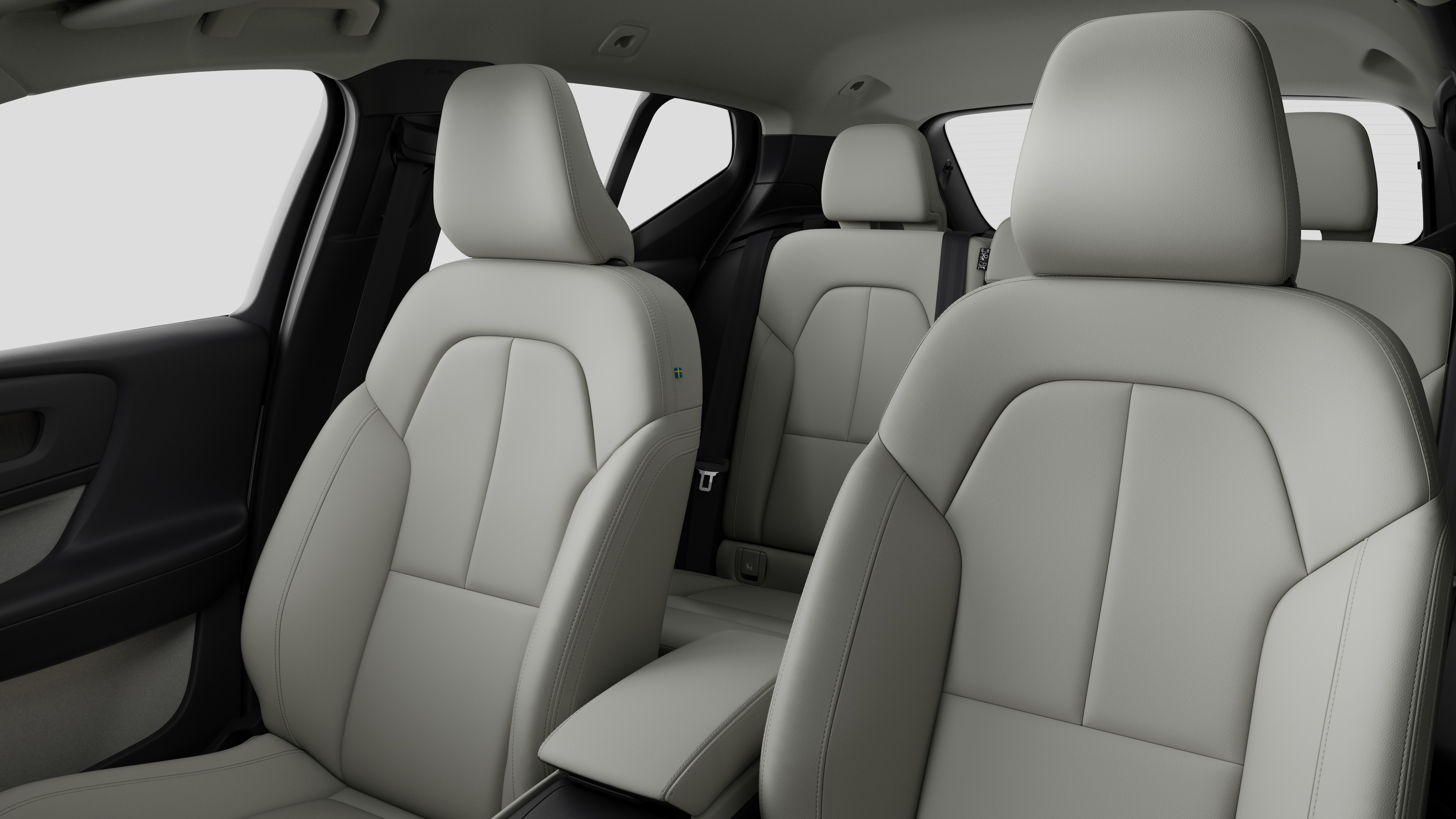 Volvo -auton sisätilat, takamatkustajan istuimet ja keskikonsoli selkeällä studiotaustalla.