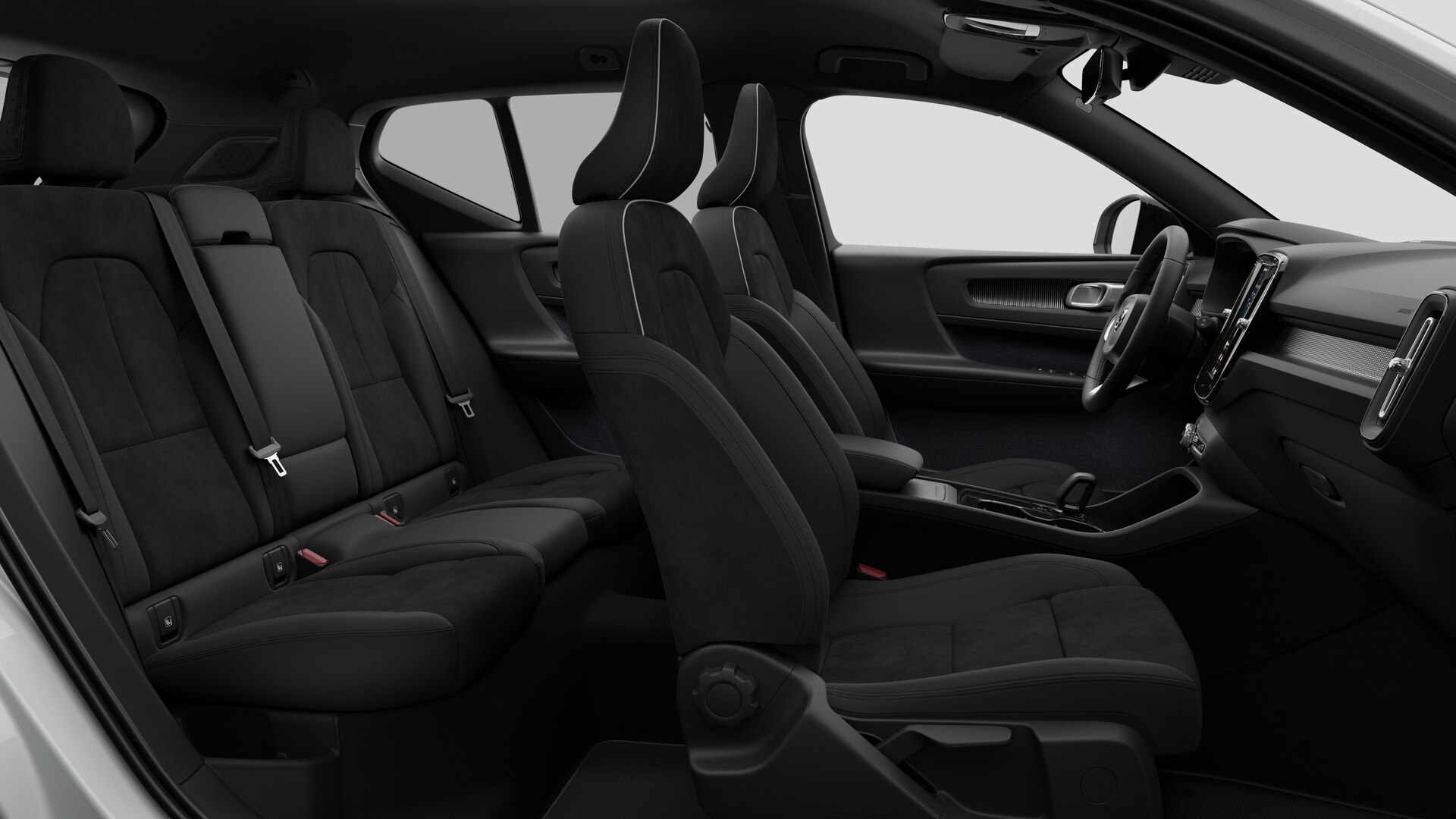 Vue latérale de l’intérieur d’une Volvo montrant les sièges avant, les sièges passager arrière, le volant, le tableau de bord et la console centrale, sur fond de studio.
