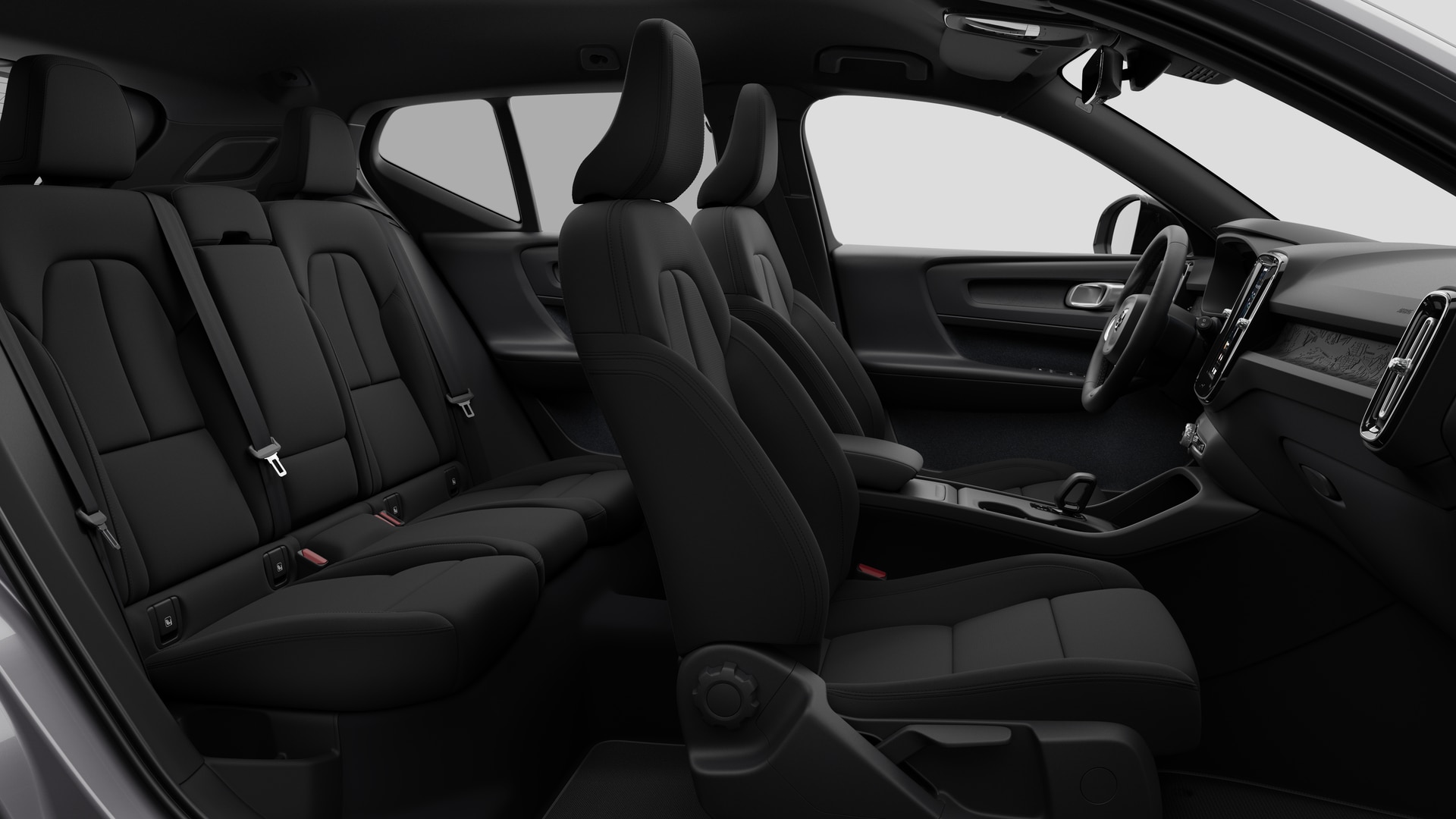 Vue latérale de l’intérieur d’une Volvo montrant les sièges avant, les sièges passager arrière, le volant, le tableau de bord et la console centrale, sur fond de studio.