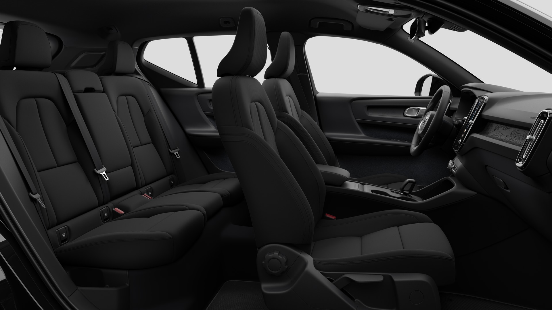 Vue latérale de l’intérieur d’une Volvo montrant les sièges avant, les sièges passager arrière, le volant, le tableau de bord et la console centrale, sur fond de studio.