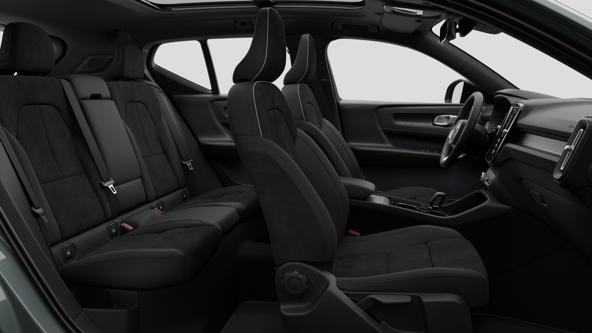 Vue latérale de l’intérieur d’une Volvo montrant les sièges avant, les sièges passager arrière, le volant, le tableau de bord et la console centrale, sur fond de studio.