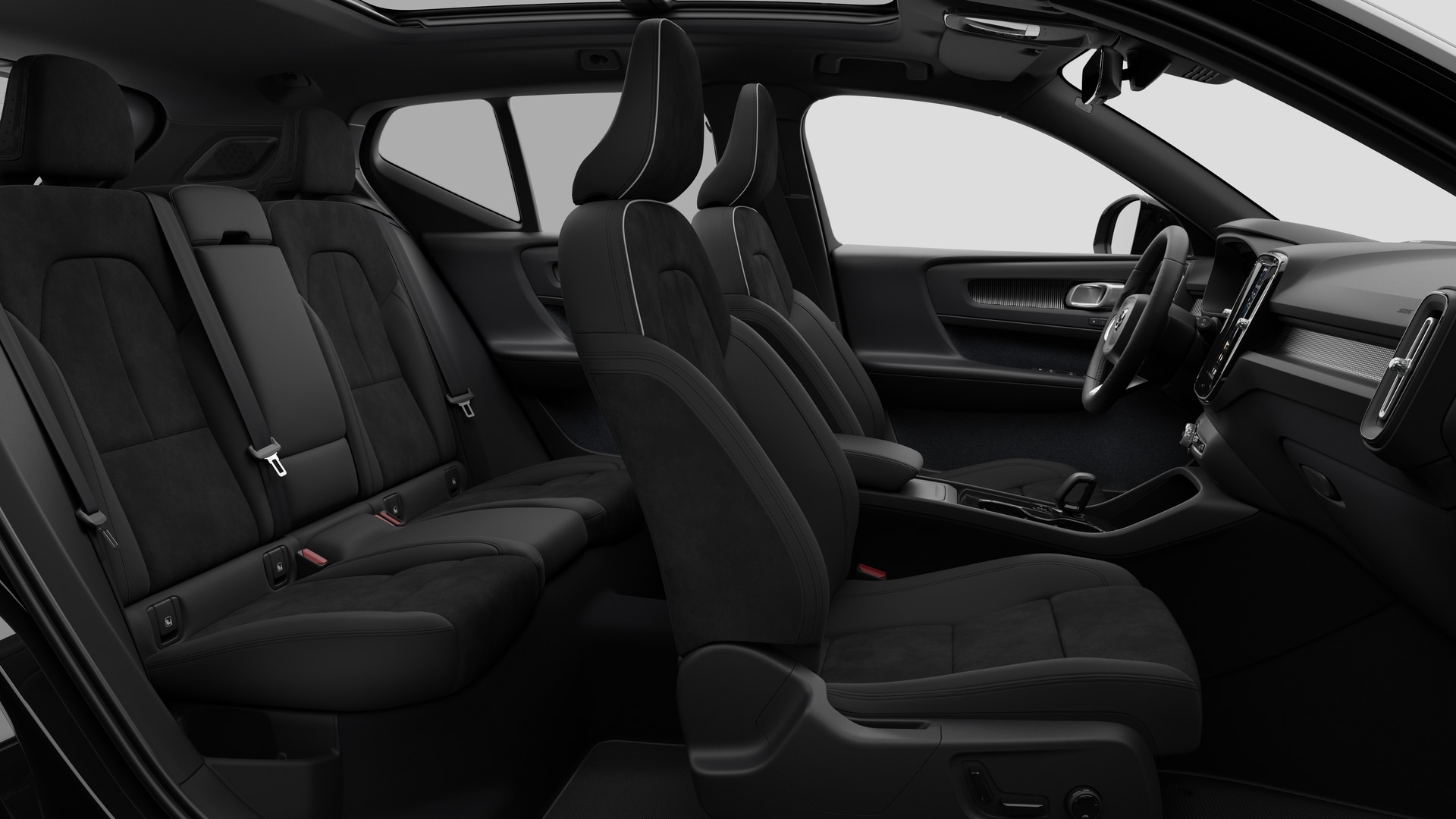 Vue latérale de l’intérieur d’une Volvo montrant les sièges avant, les sièges passager arrière, le volant, le tableau de bord et la console centrale, sur fond de studio.