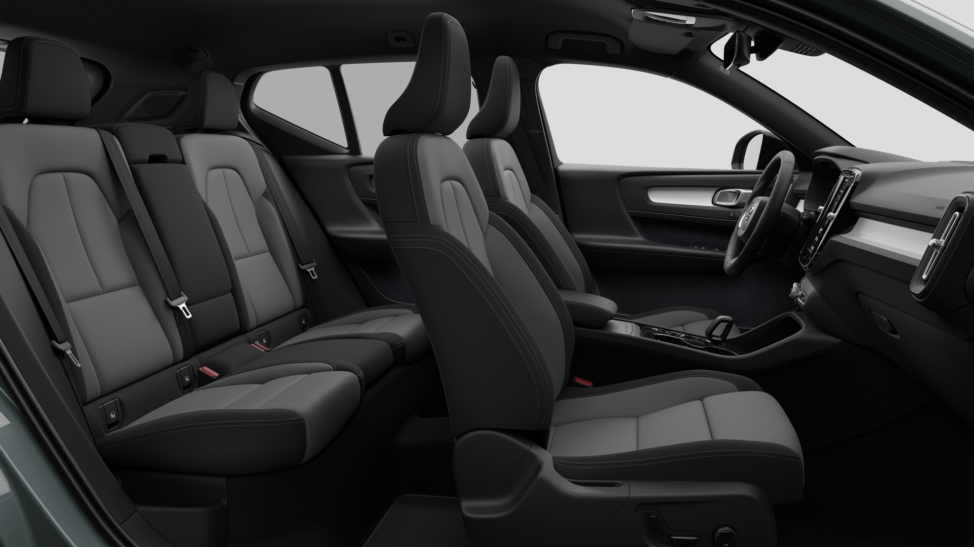 Vue latérale de l’intérieur d’une Volvo montrant les sièges avant, les sièges passager arrière, le volant, le tableau de bord et la console centrale, sur fond de studio.