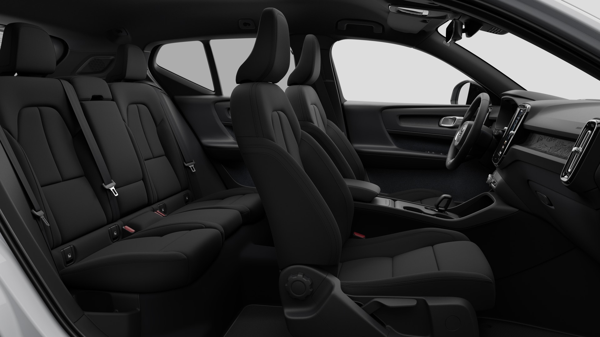Vue latérale de l’intérieur d’une Volvo montrant les sièges avant, les sièges passager arrière, le volant, le tableau de bord et la console centrale, sur fond de studio.