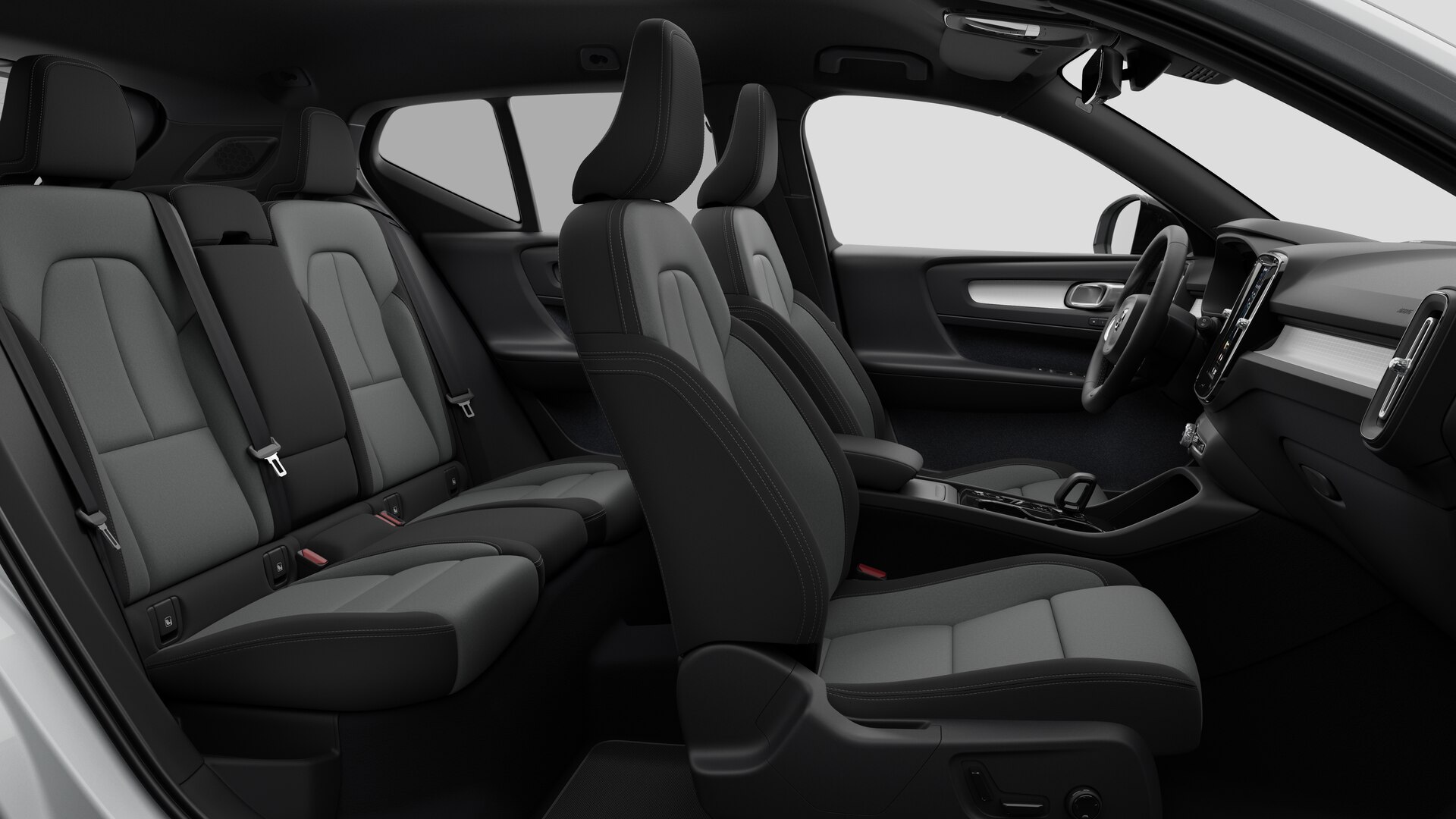 Vue latérale de l’intérieur d’une Volvo montrant les sièges avant, les sièges passager arrière, le volant, le tableau de bord et la console centrale, sur fond de studio.