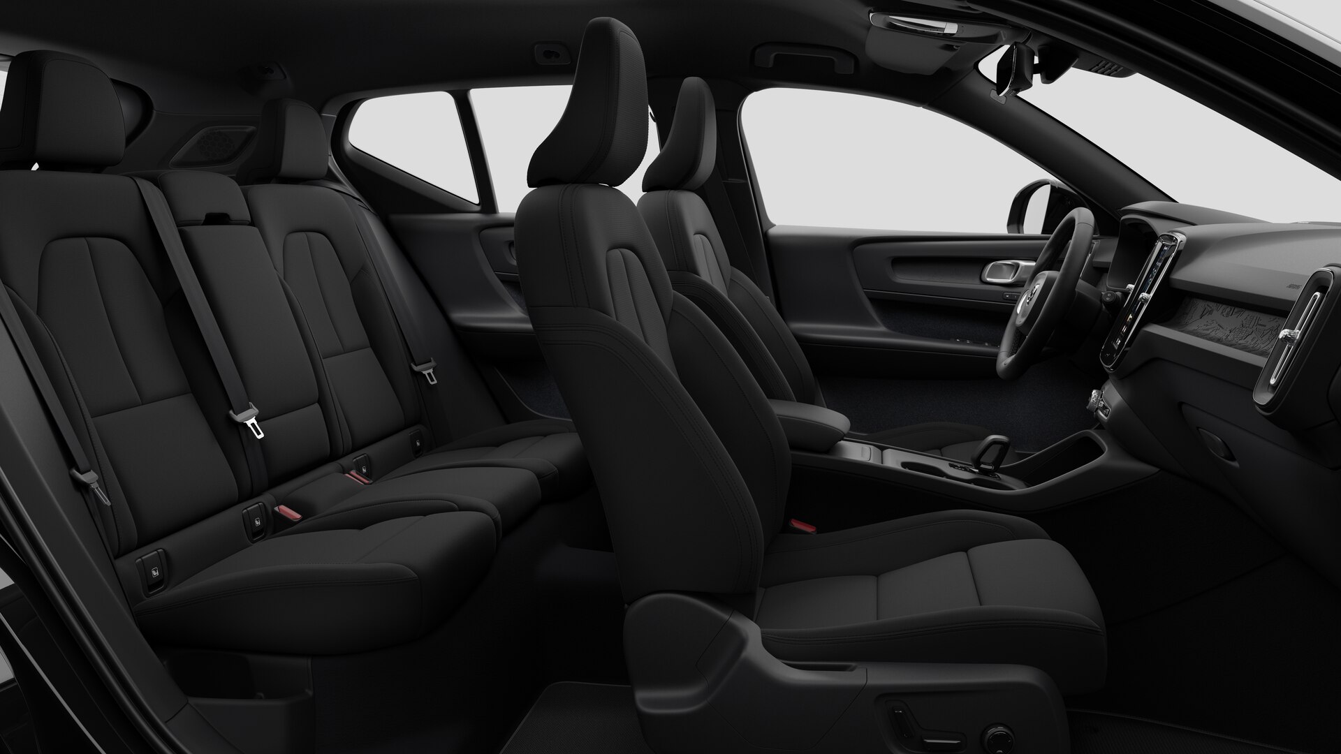 Vue latérale de l’intérieur d’une Volvo montrant les sièges avant, les sièges passager arrière, le volant, le tableau de bord et la console centrale, sur fond de studio.