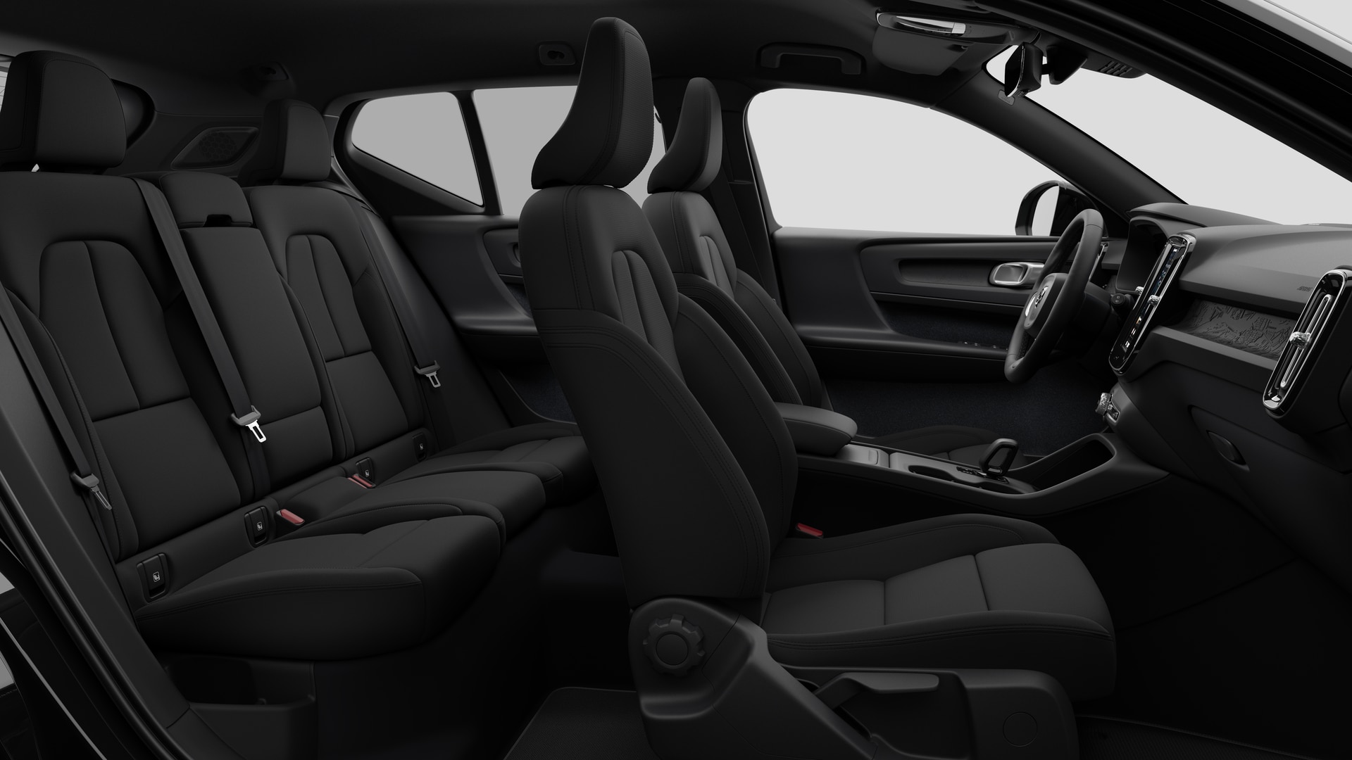 Vue latérale de l’intérieur d’une Volvo montrant les sièges avant, les sièges passager arrière, le volant, le tableau de bord et la console centrale, sur fond de studio.