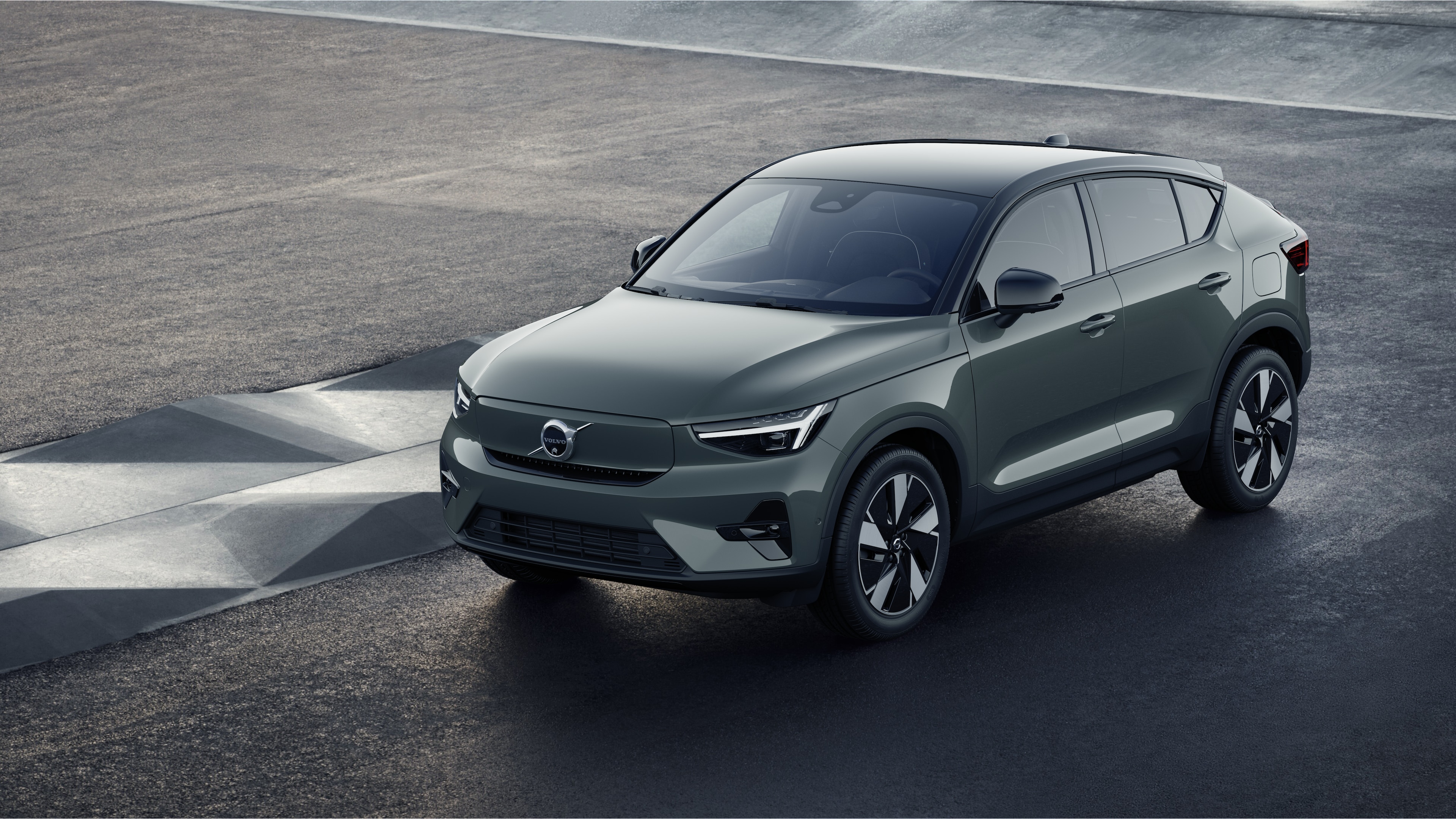 四分之三視圖中的 Volvo 汽車外觀,以工業混凝土牆為背景。