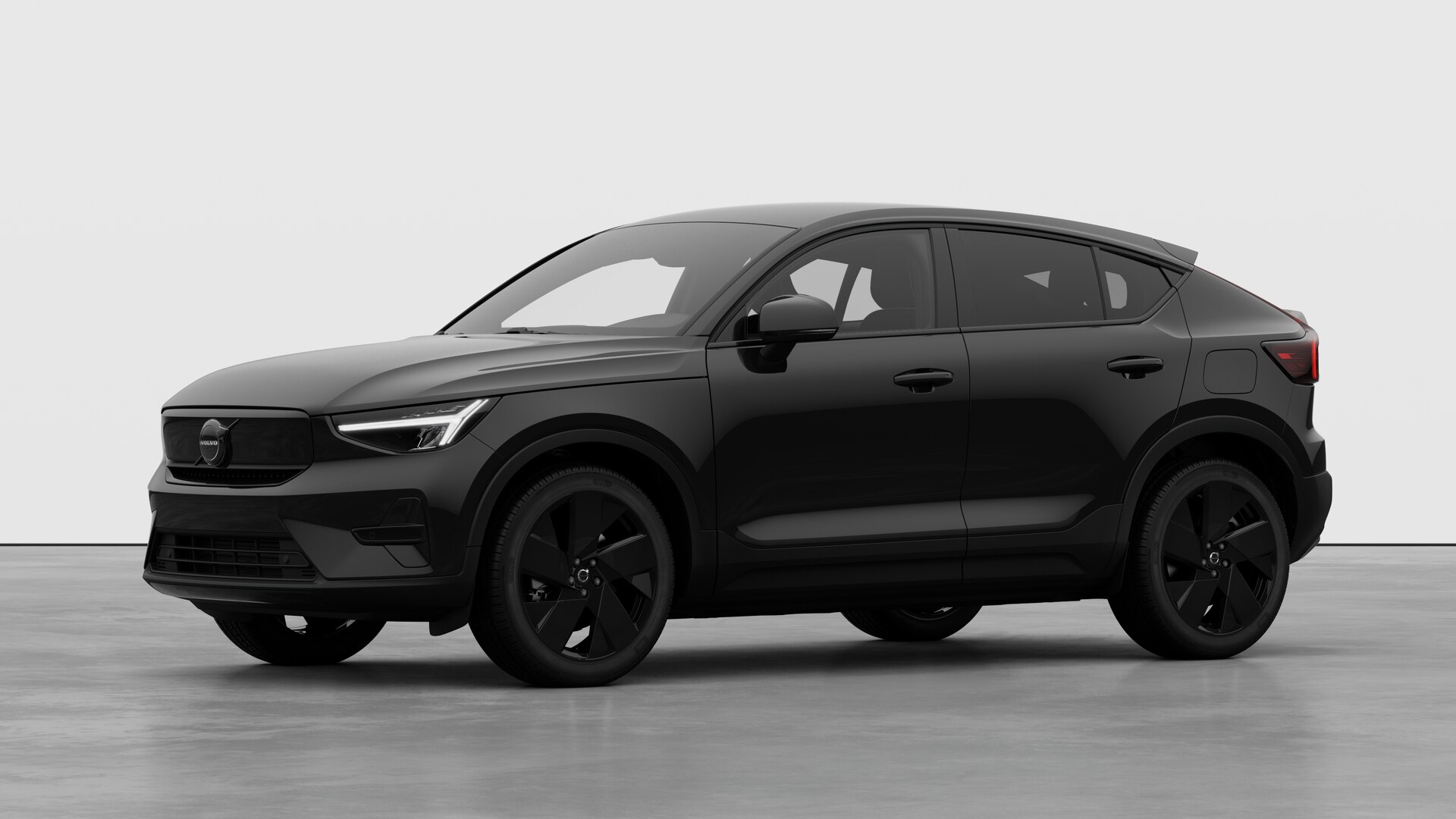 Extérieur d’une Volvo vue de trois quarts, arrière-plan uni d’un studio.