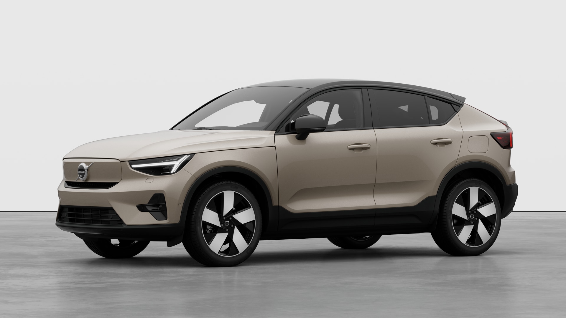 Extérieur d’une Volvo vue de trois quarts, arrière-plan uni d’un studio.