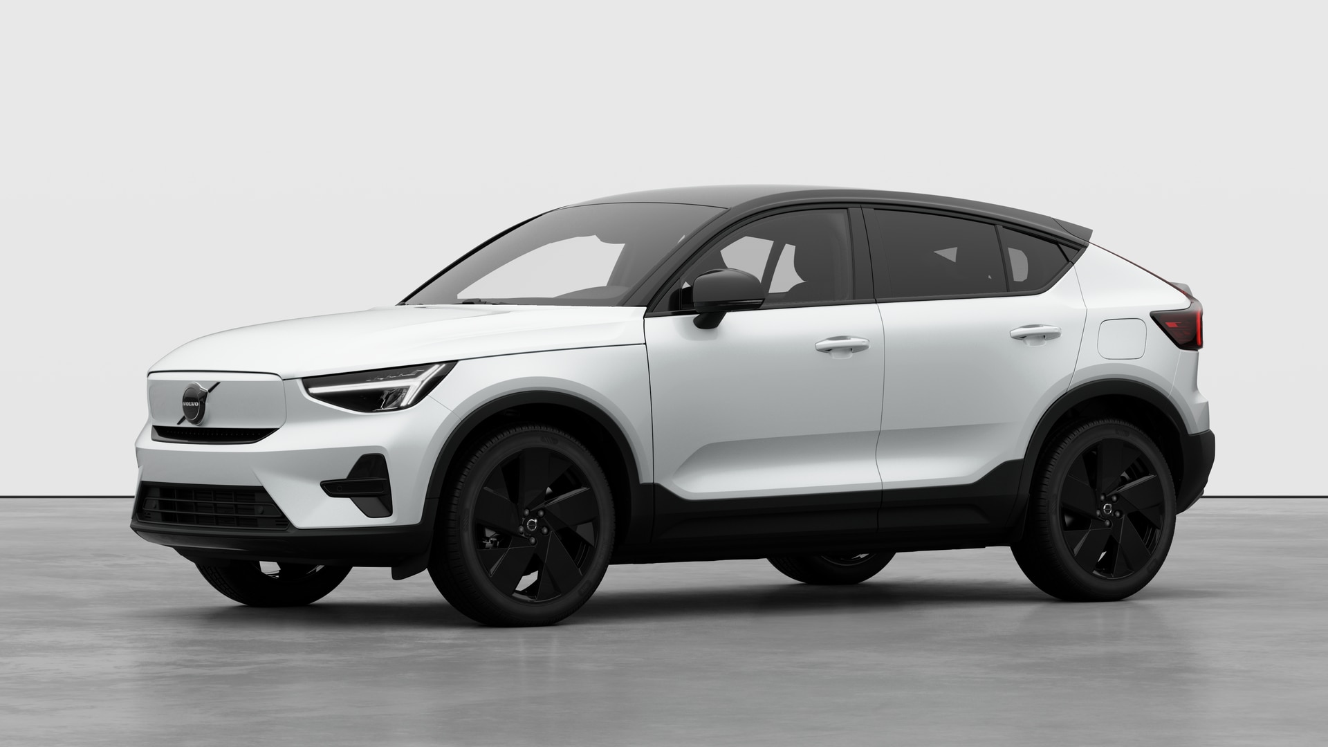 Extérieur d’une Volvo vue de trois quarts, arrière-plan uni d’un studio.