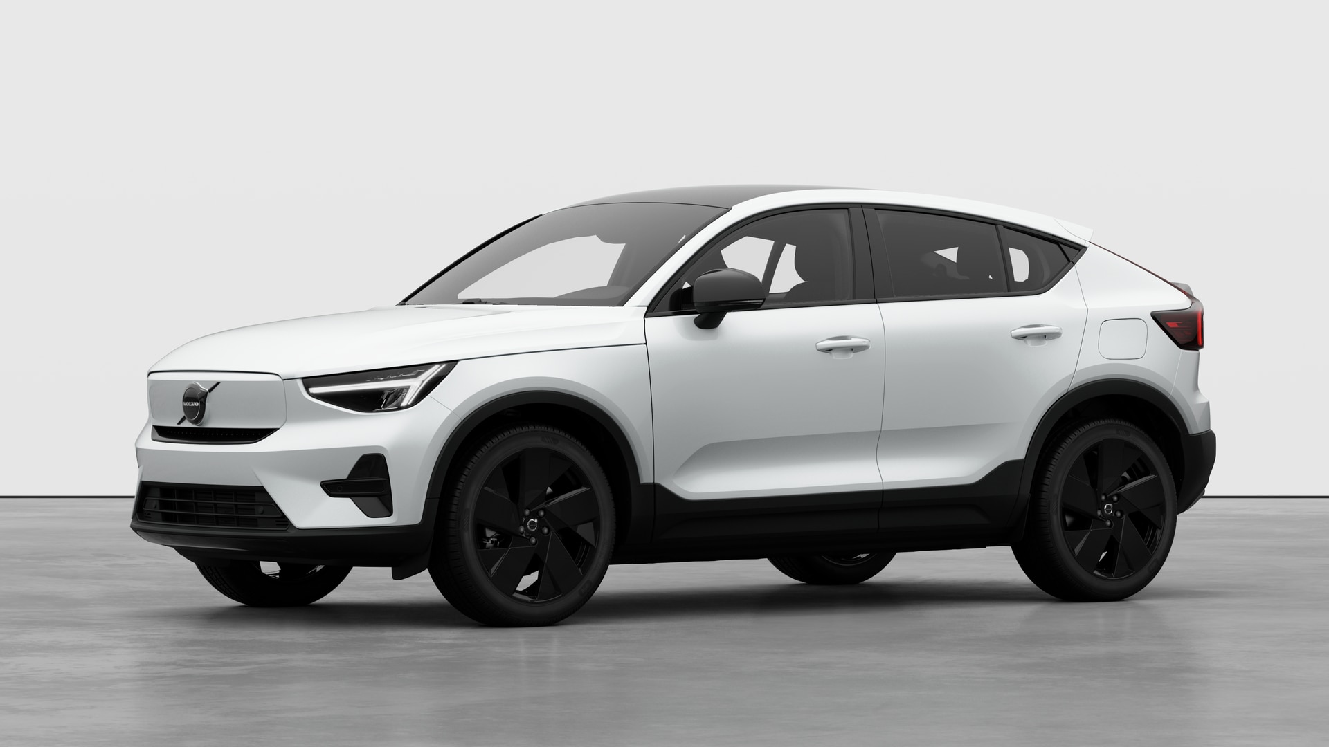 Extérieur d’une Volvo vue de trois quarts, arrière-plan uni d’un studio.